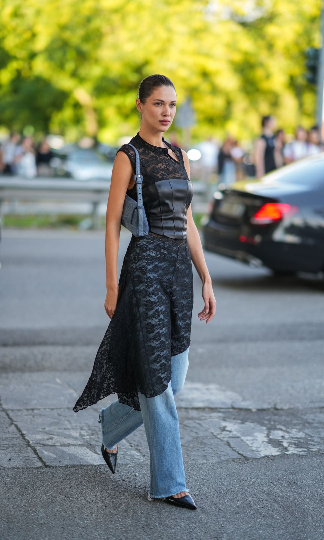 jeans bootcut con vestido y zapatos en punta