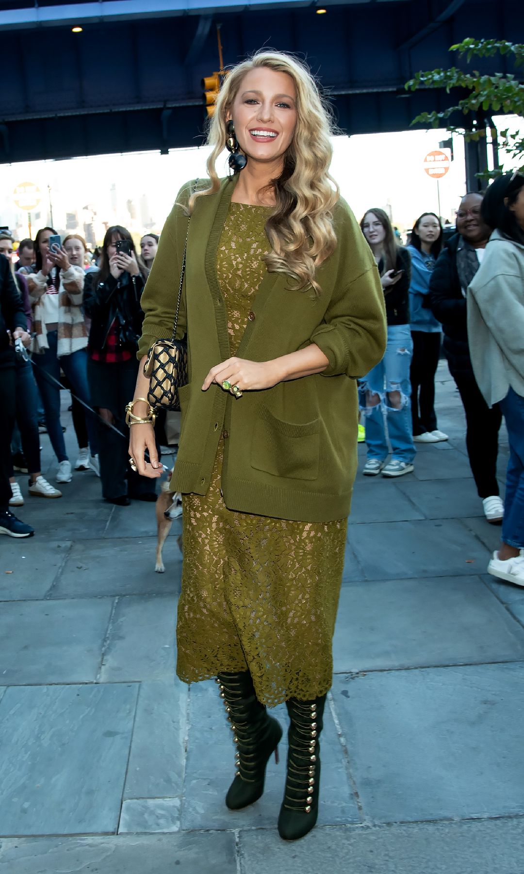 Blake Lively con look verde oliva en Nueva York