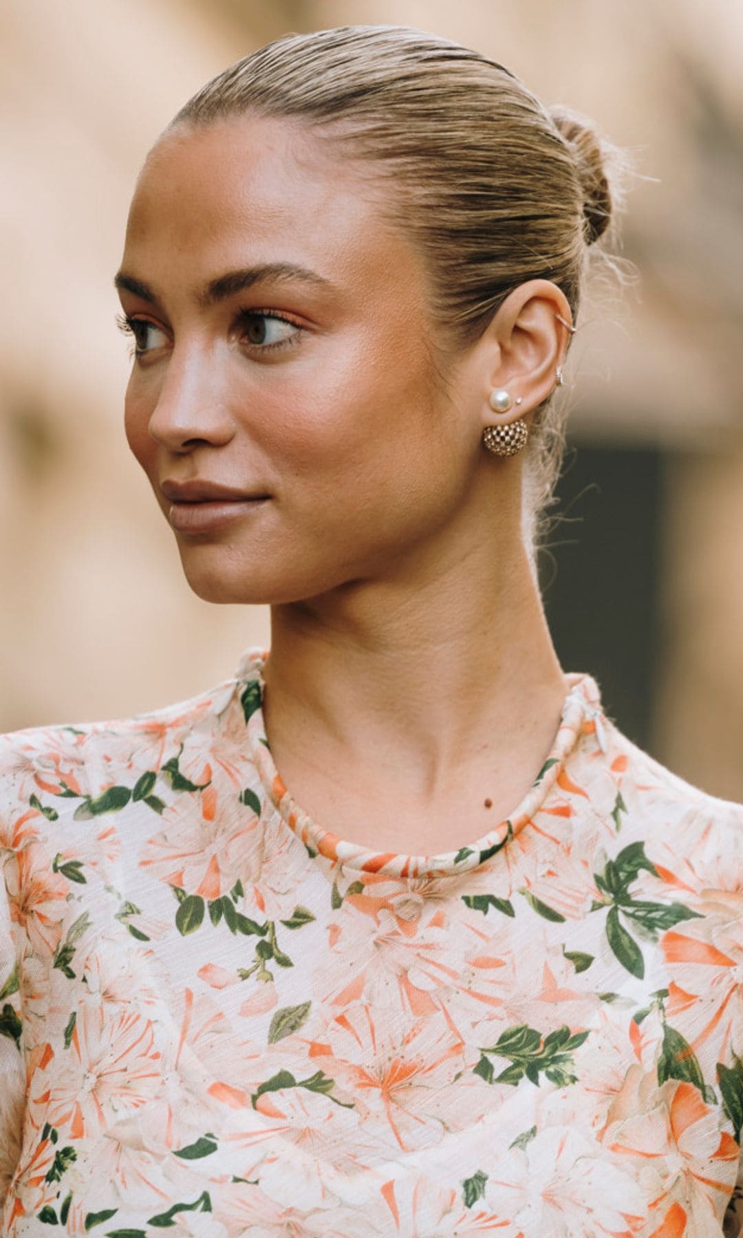 Mujer traje flores Paris Fashion Week