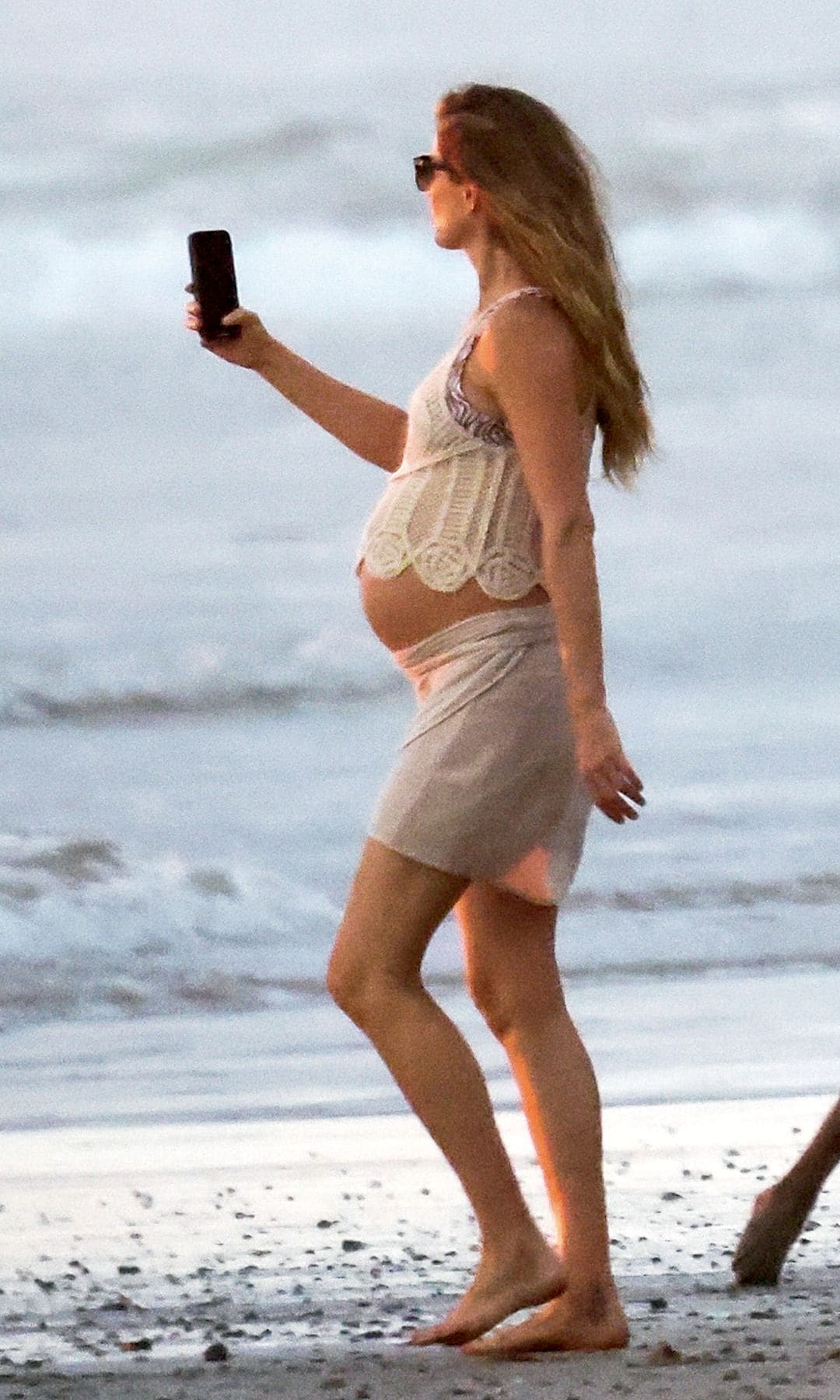 Gisele Bünchen paseando por la playa de Santa Teresa