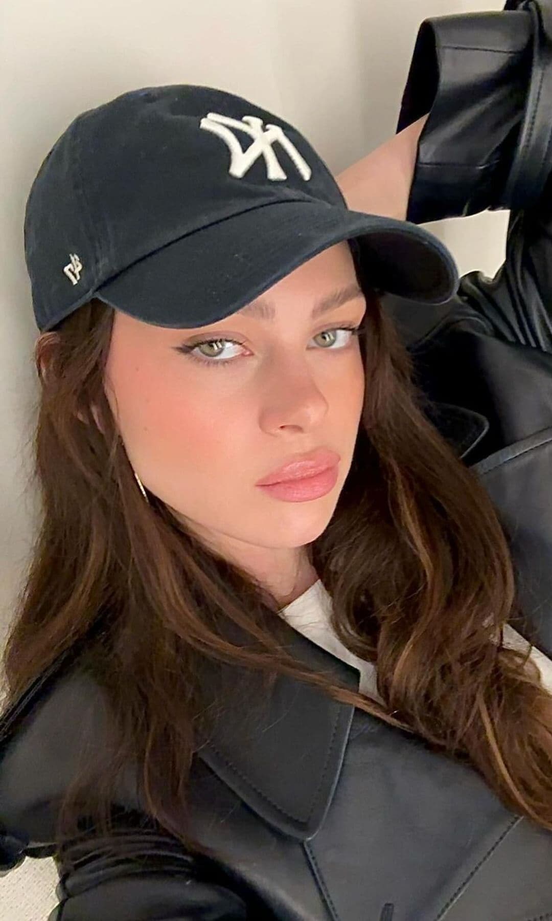 Nicola Peltz con gorra de NY Yankees