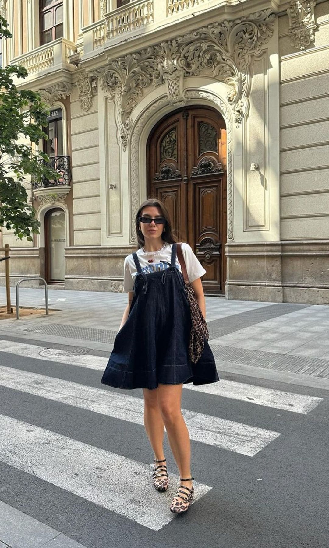 vestido corto denim con camiseta debajo y sandalias