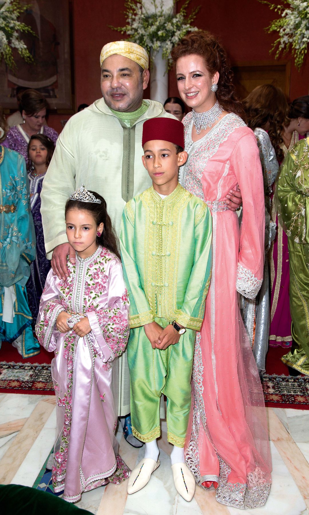  Junto al monarca; su madre, la princesa Lalla Salma, y su hermano.