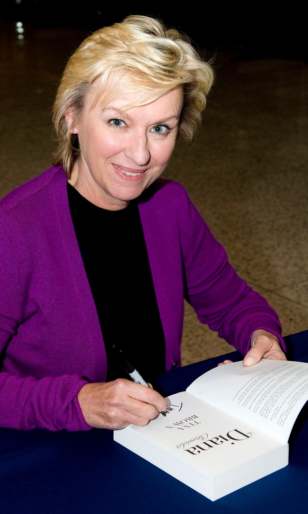 Tina Brown firmando un ejemplar de 'Las crónicas de Diana'