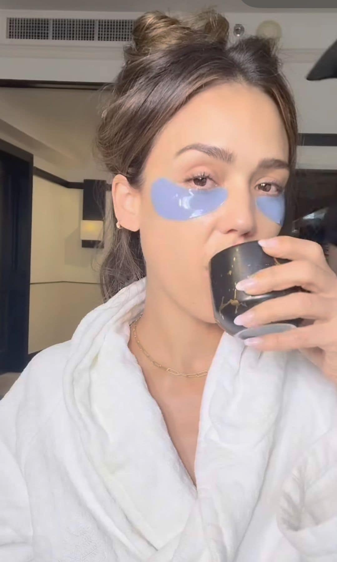 Jessica Alba preparándose para el show de Shakira en la Ciudad de México