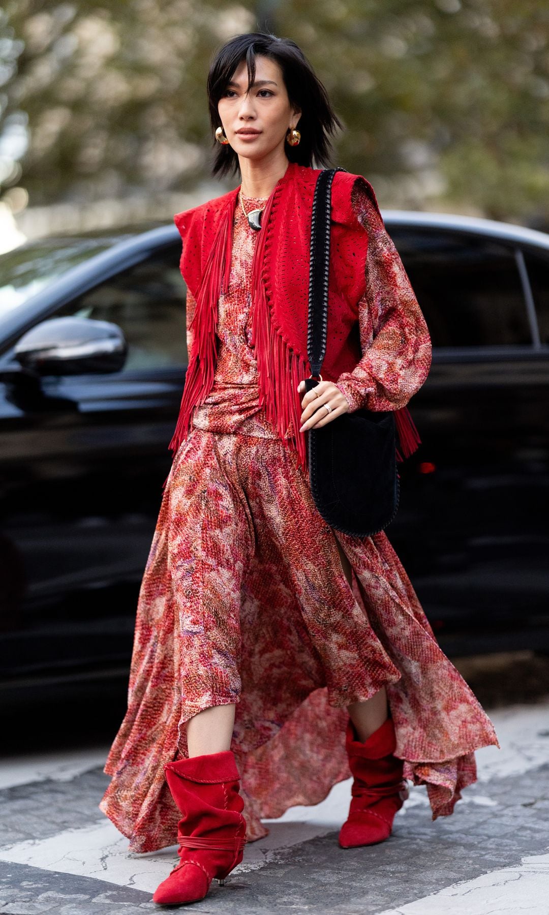 Vestido estampado rojo, botas rojas y chaleco de flecos rojo