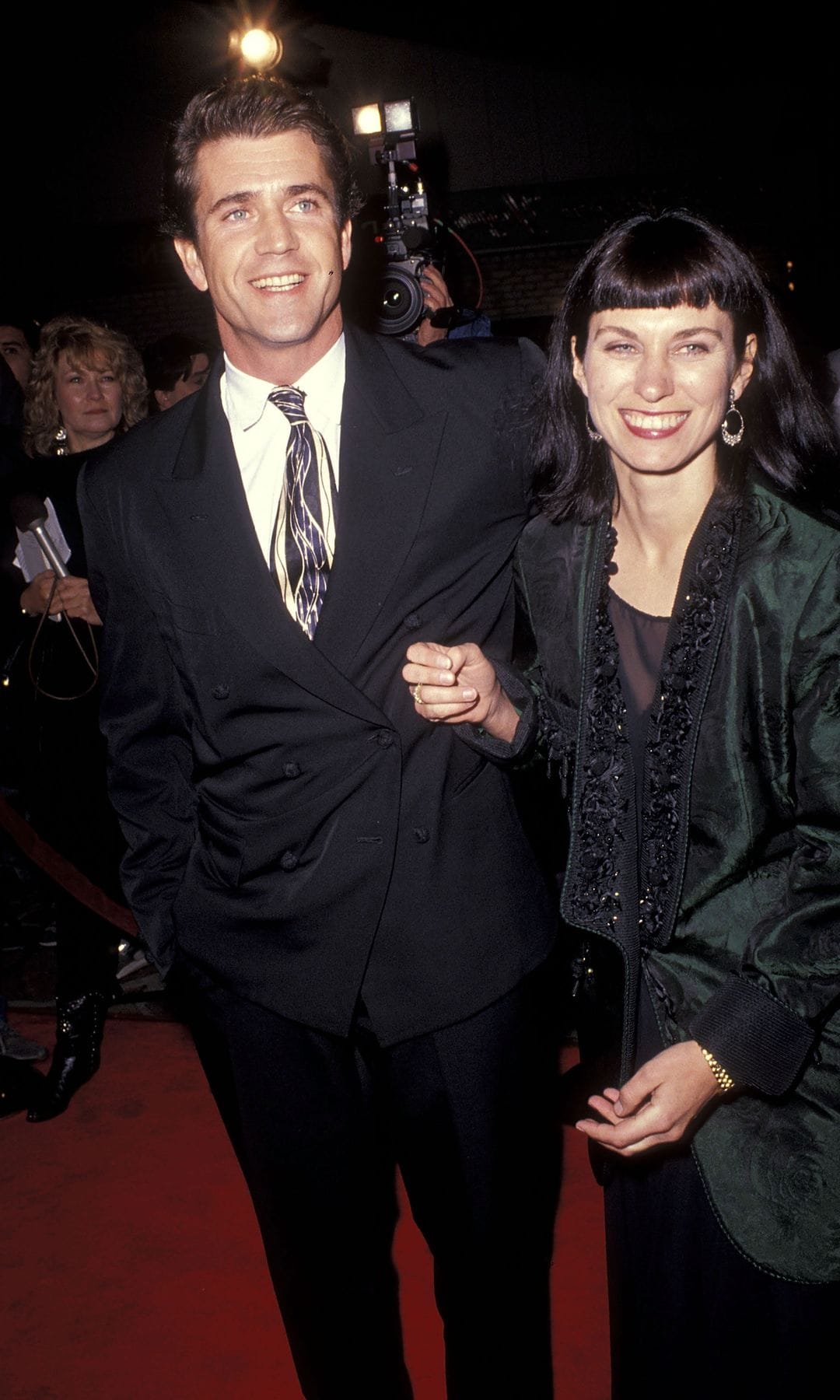 Mel Gibson y Robyn Moore en el estreno de "Hamlet" en el Mann Village Theatre en Westwood, California, en diciembre de 1990