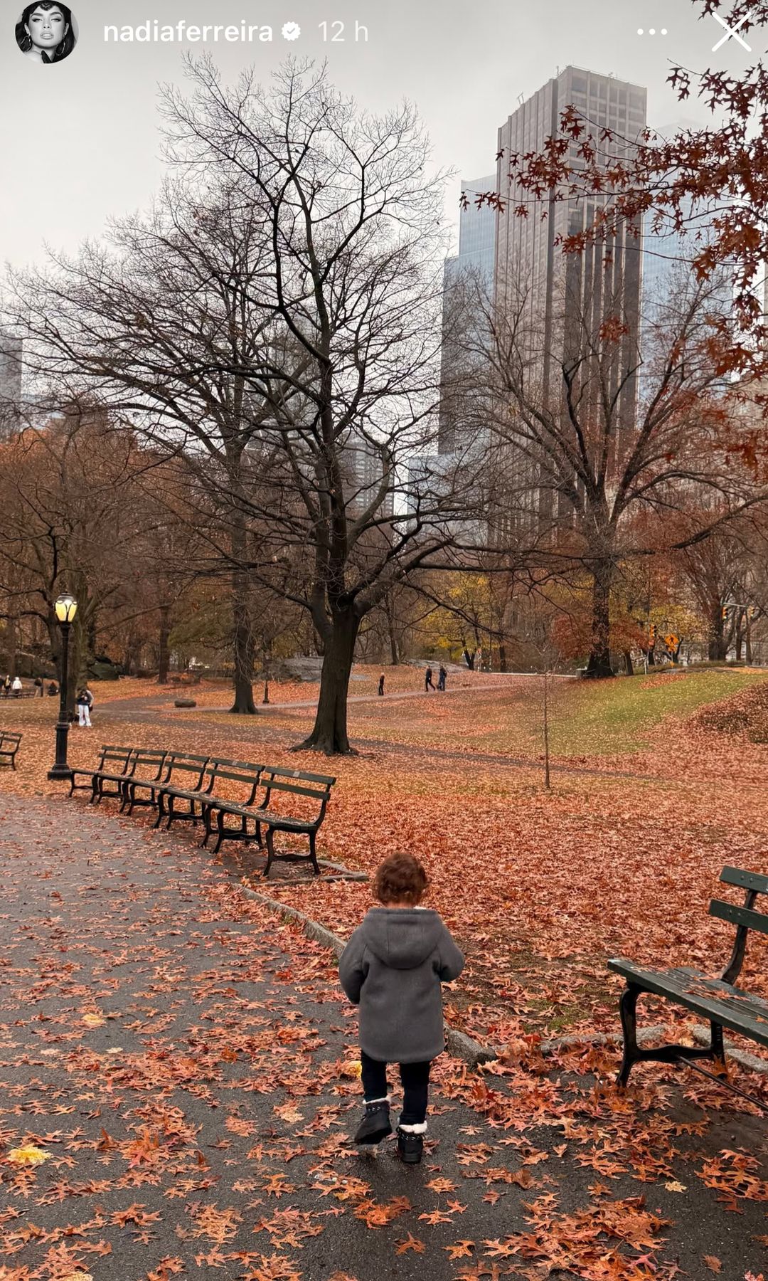 Marquitos en Central Park con un outfit ideal para las bajas temperaturas