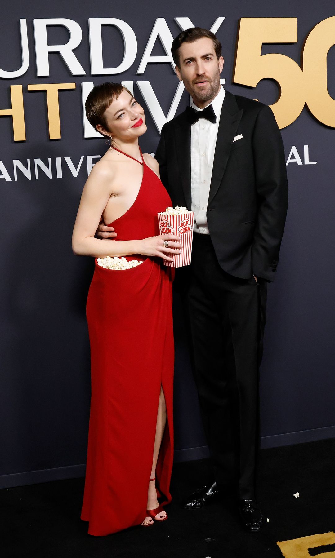 Emma Stone y Dave McCary en el evento de 50 aniversario Saturday Night Live