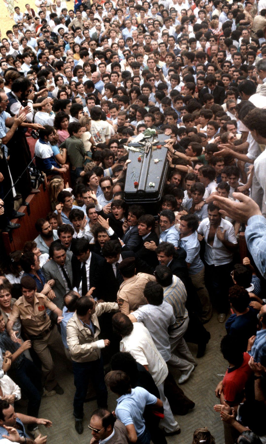 ENTIERRO DEL TORERO FRANCISCO RIVERA "PAQUIRRI "
EN LA FOTO SALIENDO POR LA PUERTA DEL PRINCIPE DE LA MAESTRANZA DE SEVILLA ANTE LA MULTITUD CONGREGADA
27/09/1984