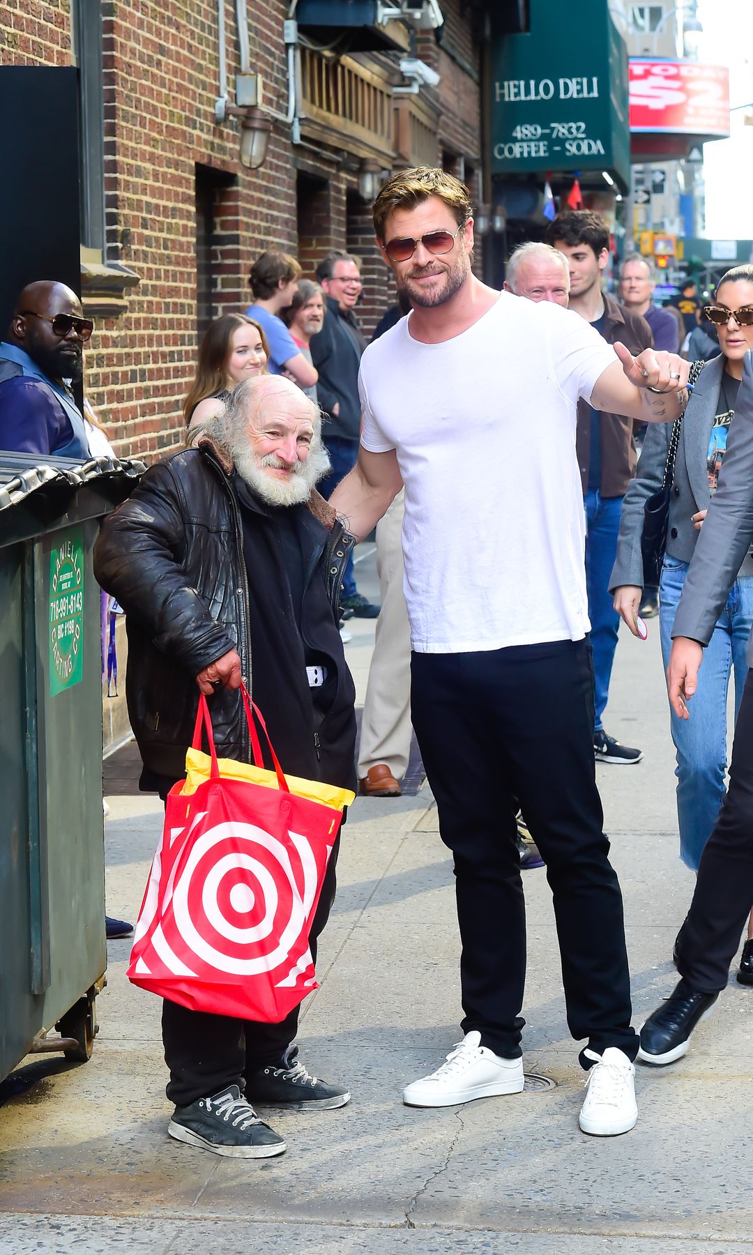 Radioman saluda cariñosamente a Chris Hemsworth en las calles de Nueva York