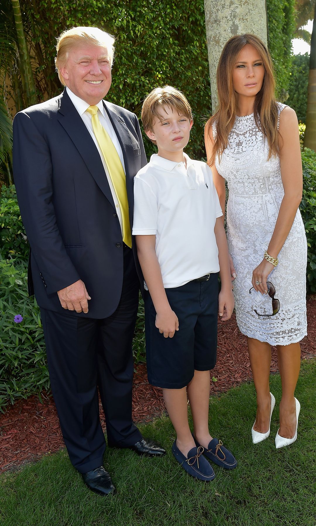 Donald Trump, Barron Trump y Melania Trump en Mar-a-Largo Club en 2015 en Palm Beach, Florida.  