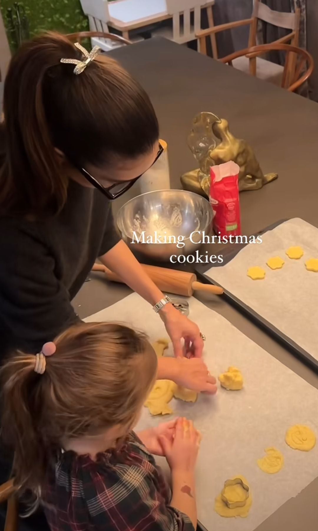 Sharon Fonseca y su hija Blu haciendo galletas navideñas