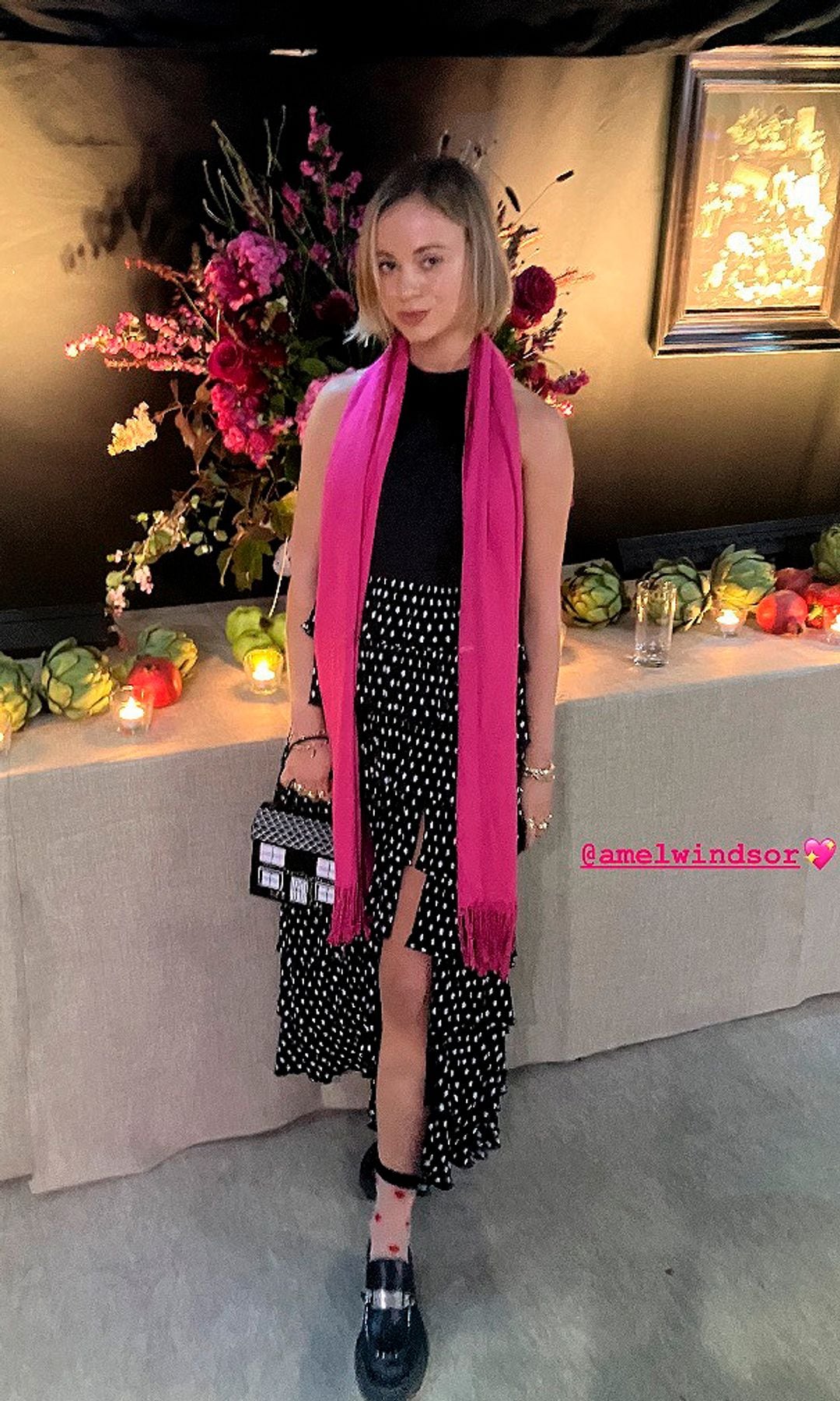 Amelia Windsor con look de invitada española en una boda