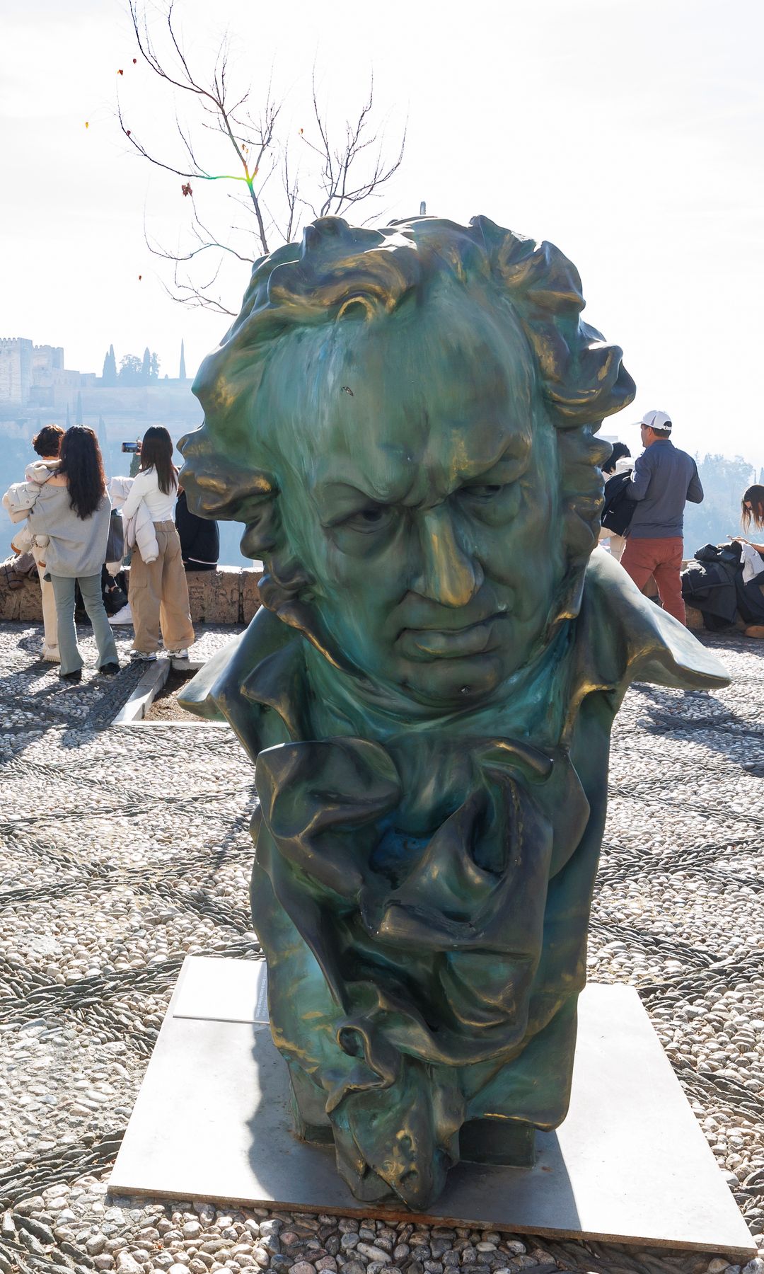 Estatua de los Goya en el mirador de San Nicolás durante la celebración de los premios de la Academia de Cine español en la ciudad de Granada en 2025