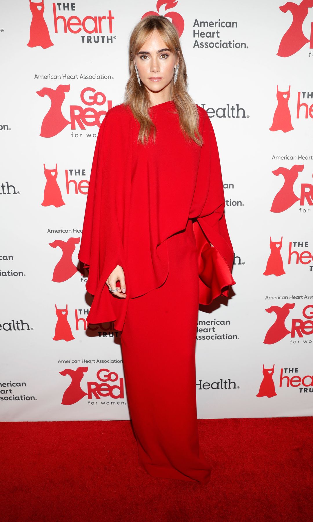 Suki Waterhouse con look rojo en Nueva York