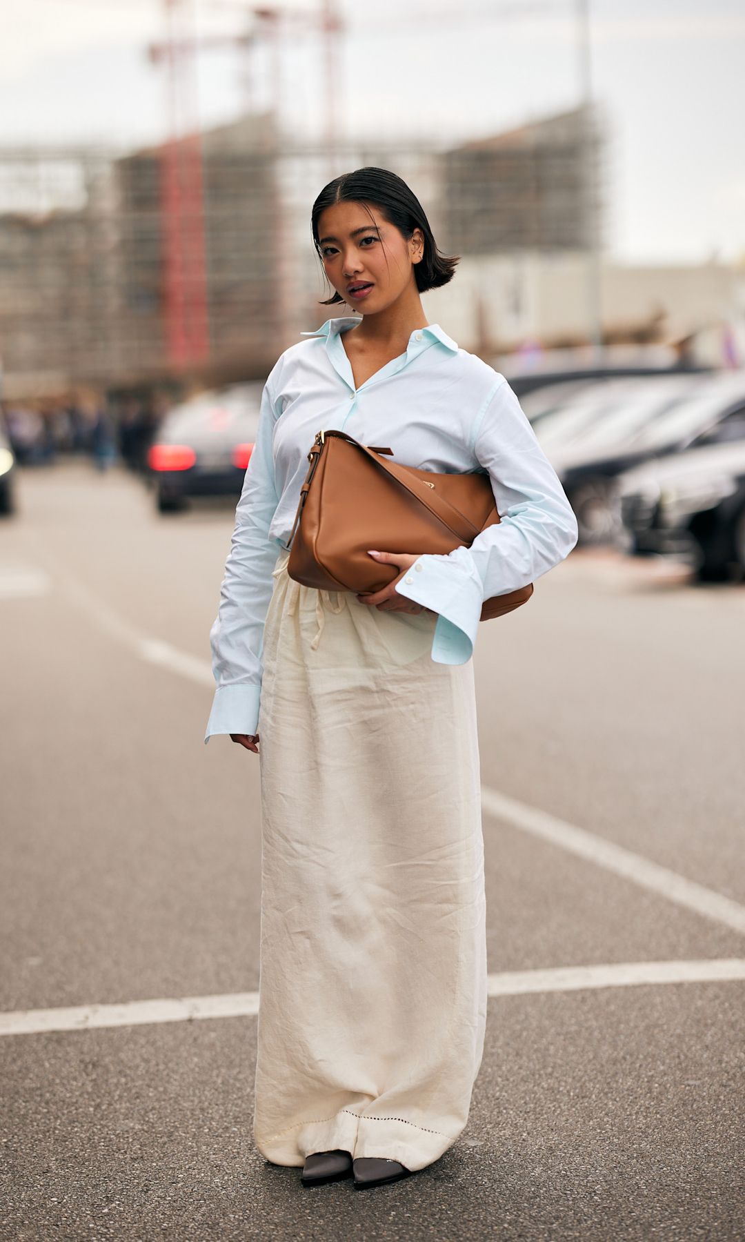 Look con falda larga beige