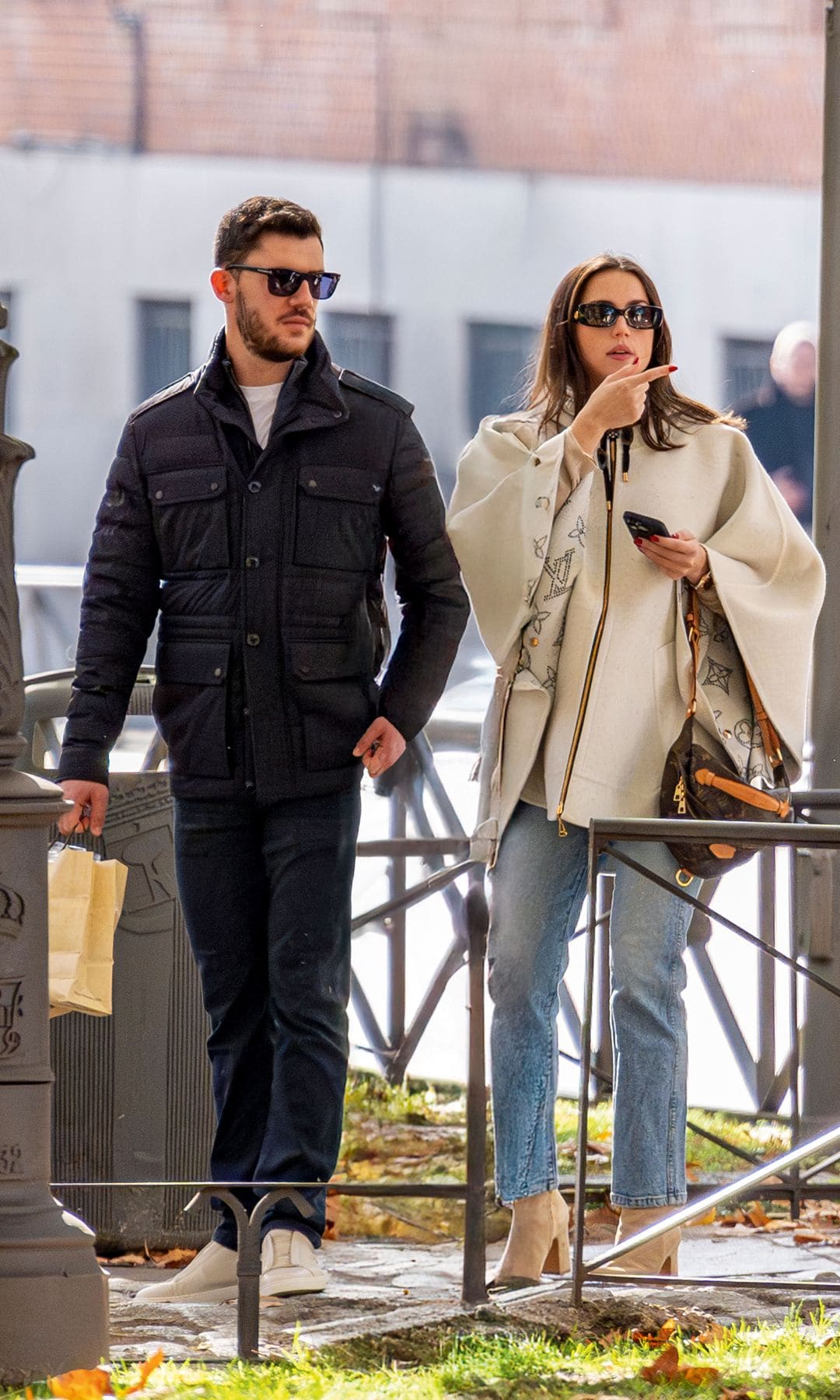 Manuel Anido y Ana de Armas paseando por Madrid