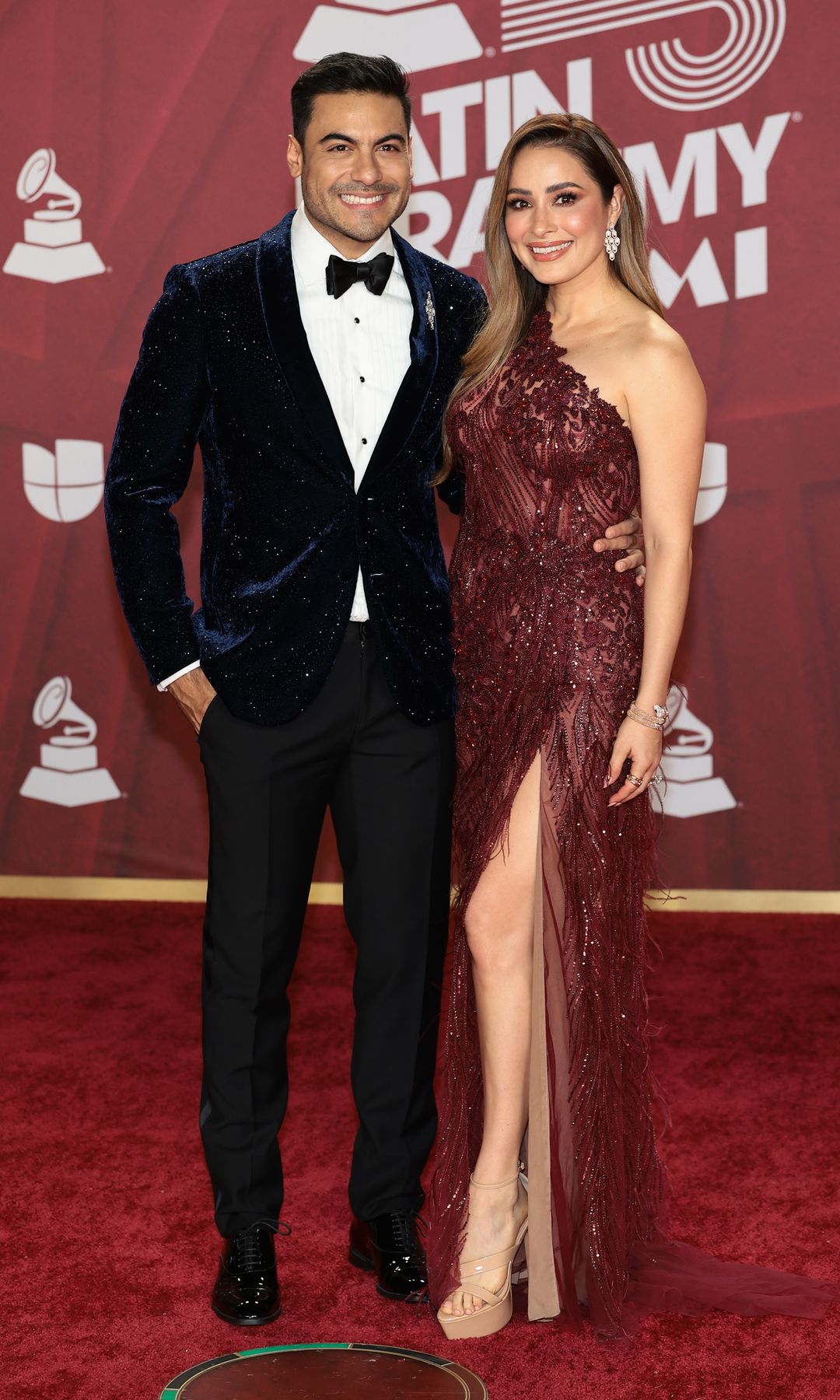 Carlos Rivera y Cynthia Rodríguez en la 25 edición de los Premios Grammy Latinos. 14 de noviembre de 2024. Miami