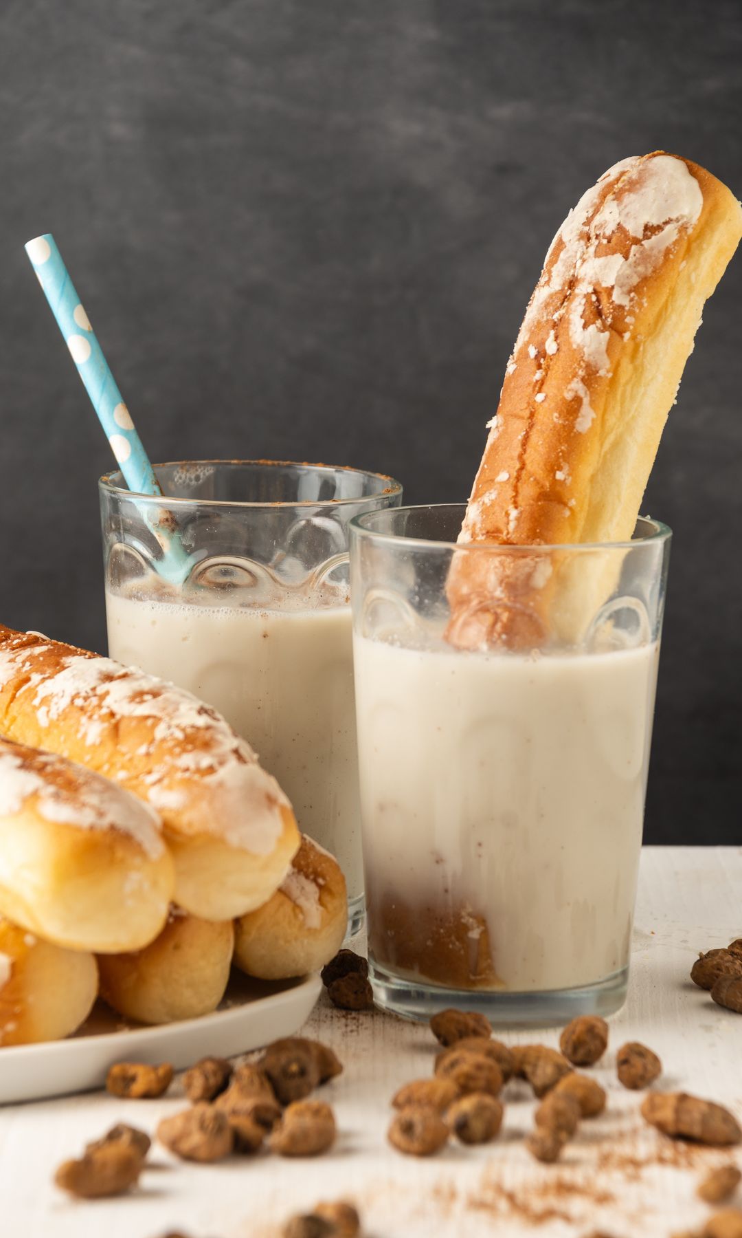 Vaso de horchata con los típicos fartons 