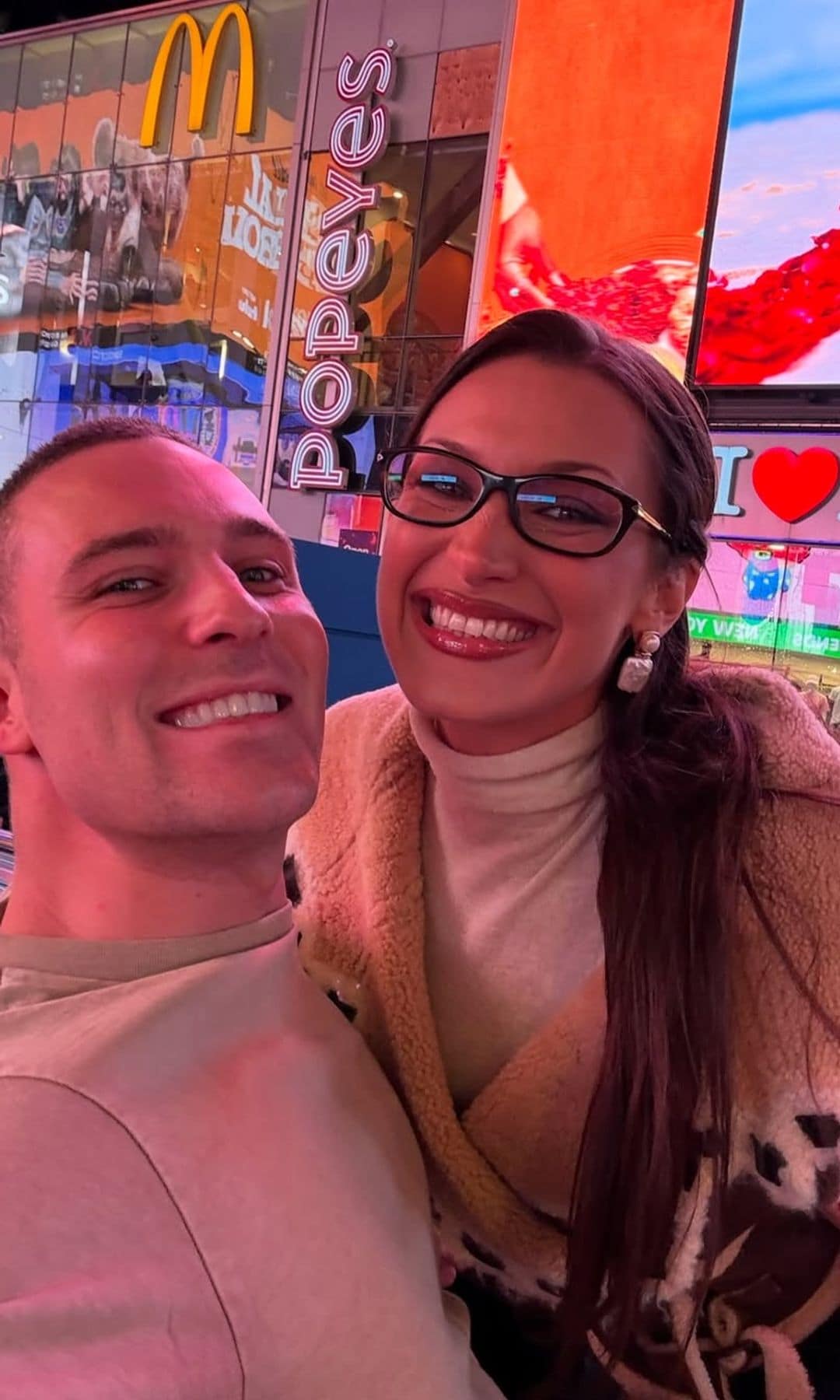 Bella Hadid en Times Square