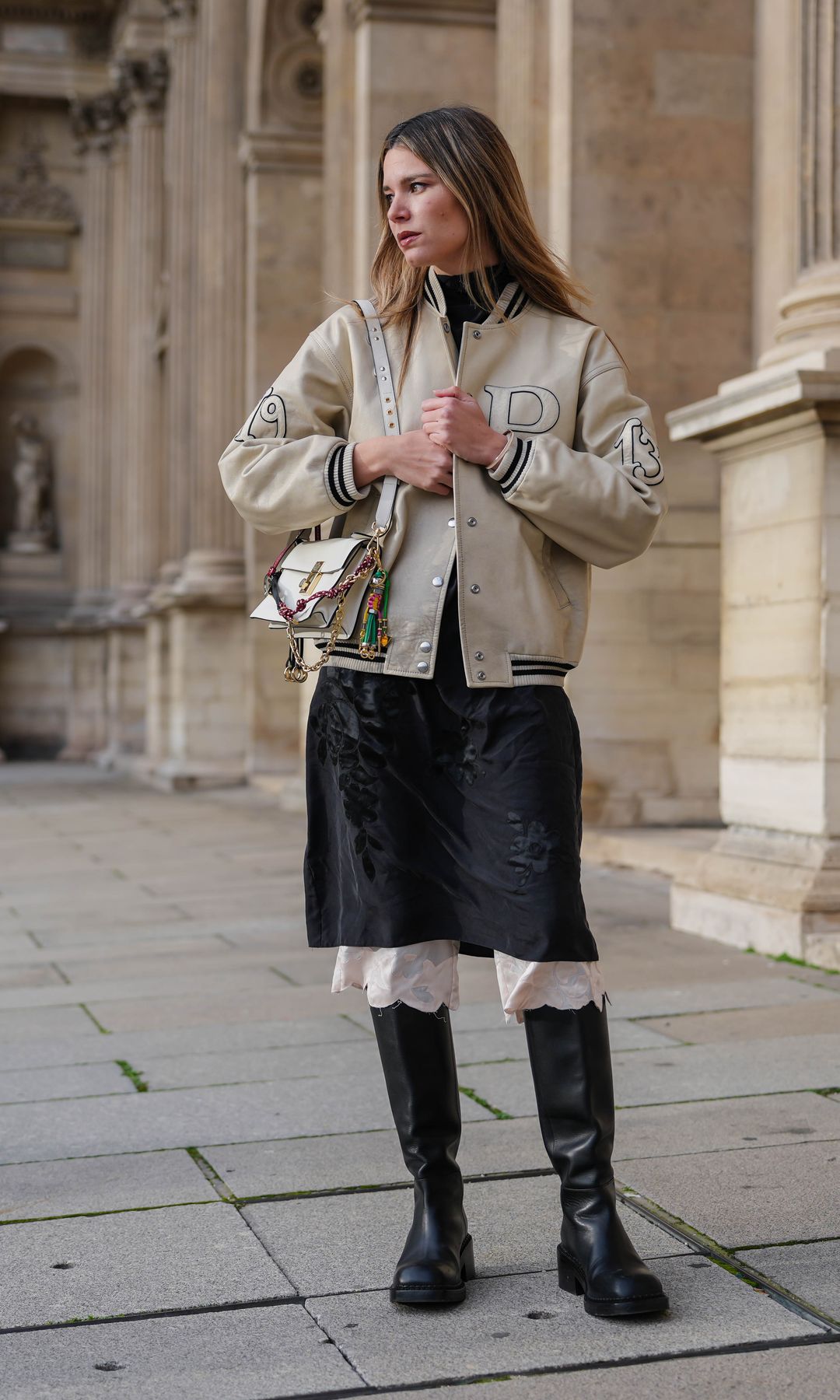 Look con chaqueta varsity