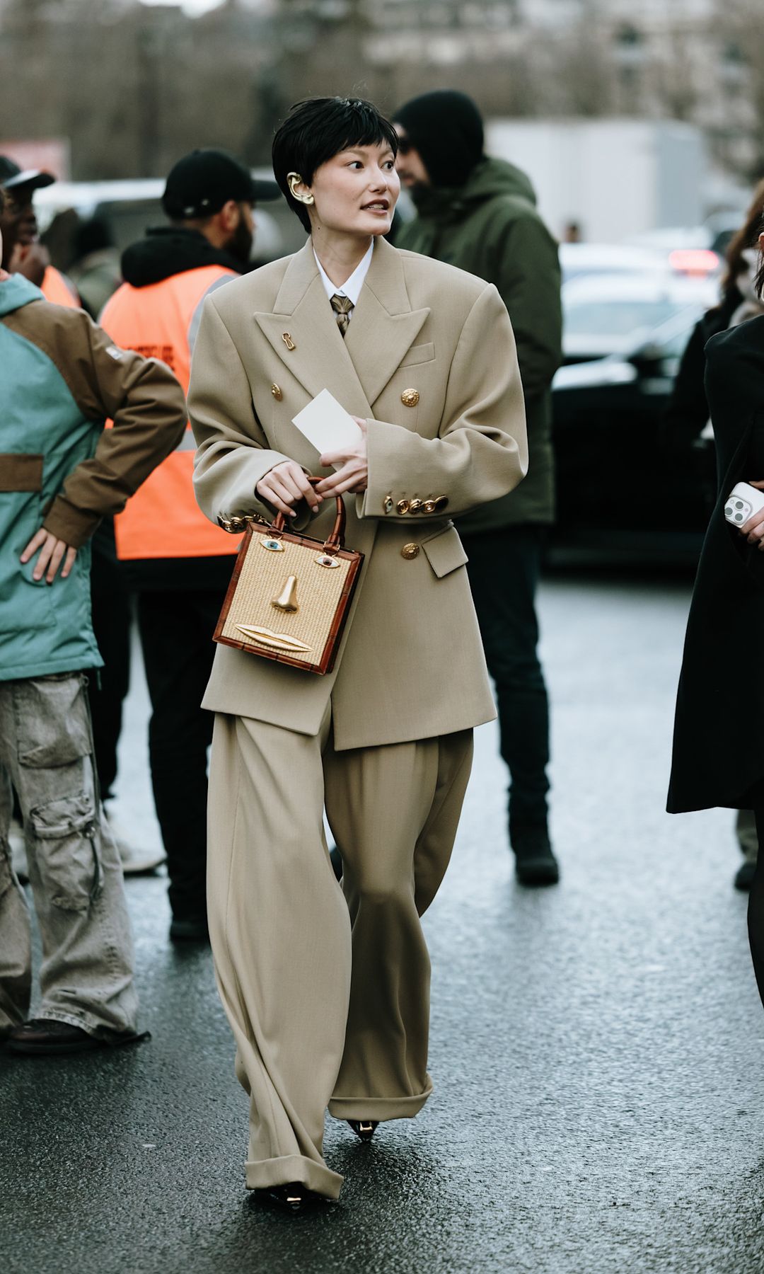 Look con traje oversize de Schiaparelli en París Alta Costura