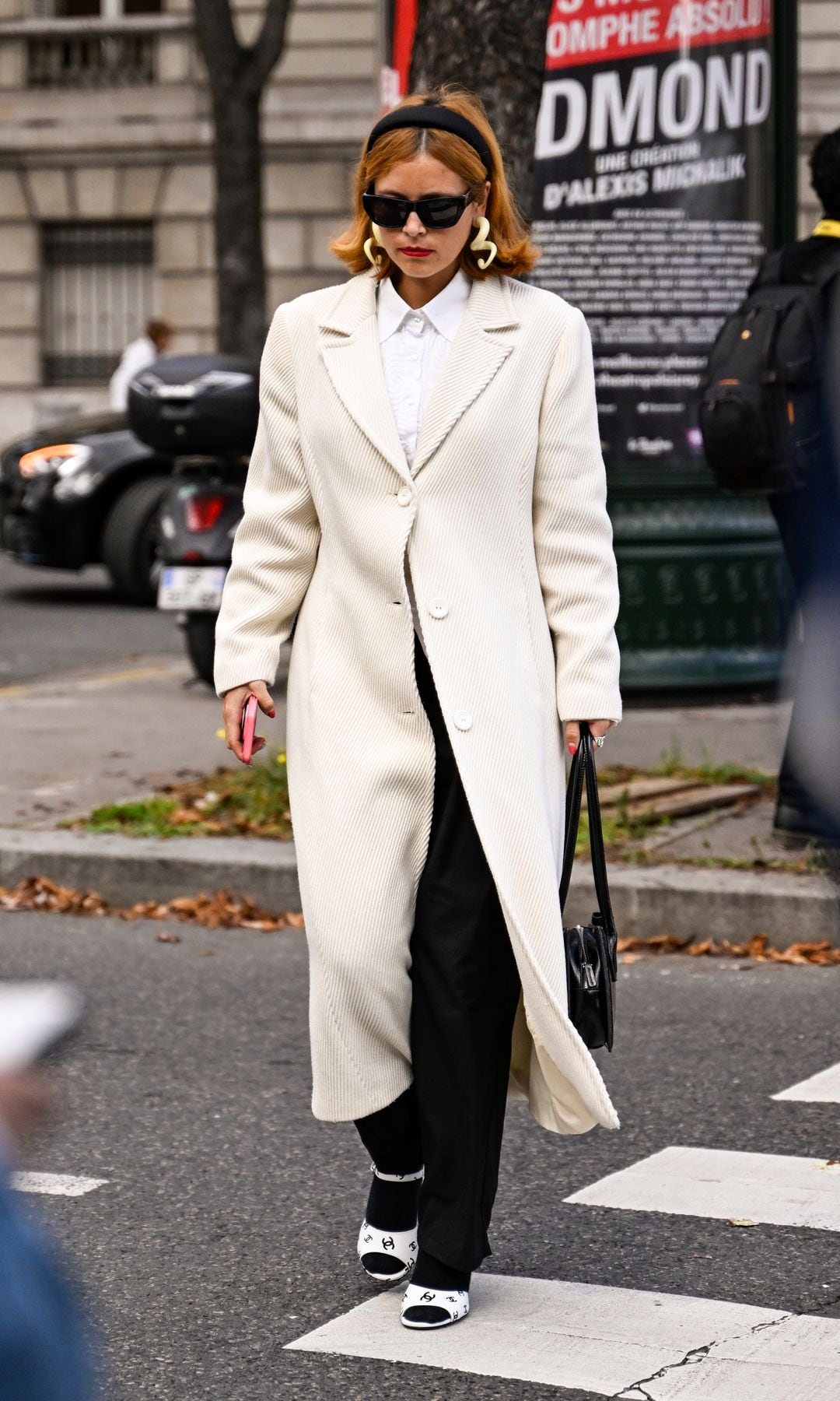 abrigo de sastre blanco, con camisa y tacones