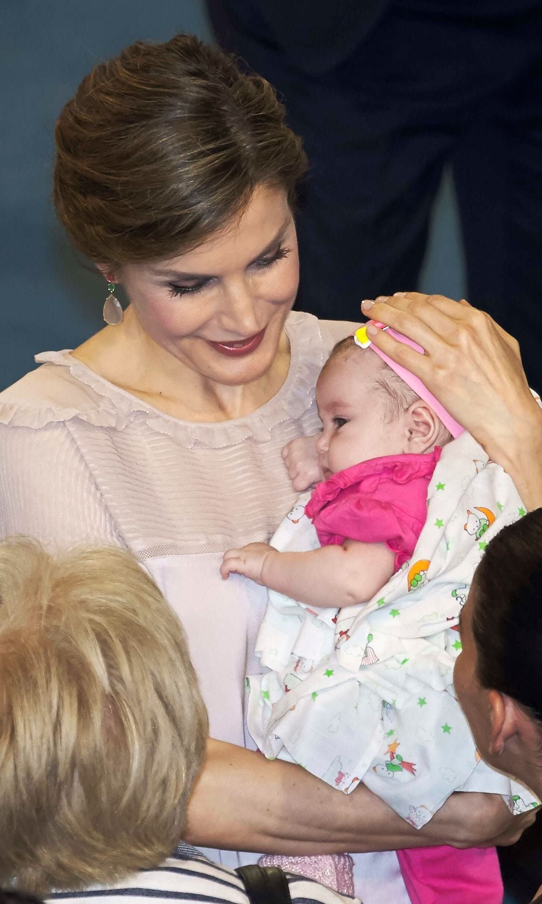 La imagen más maternal de la reina Letizia en Las Palmas de Gran Canaria. Abril de 2017