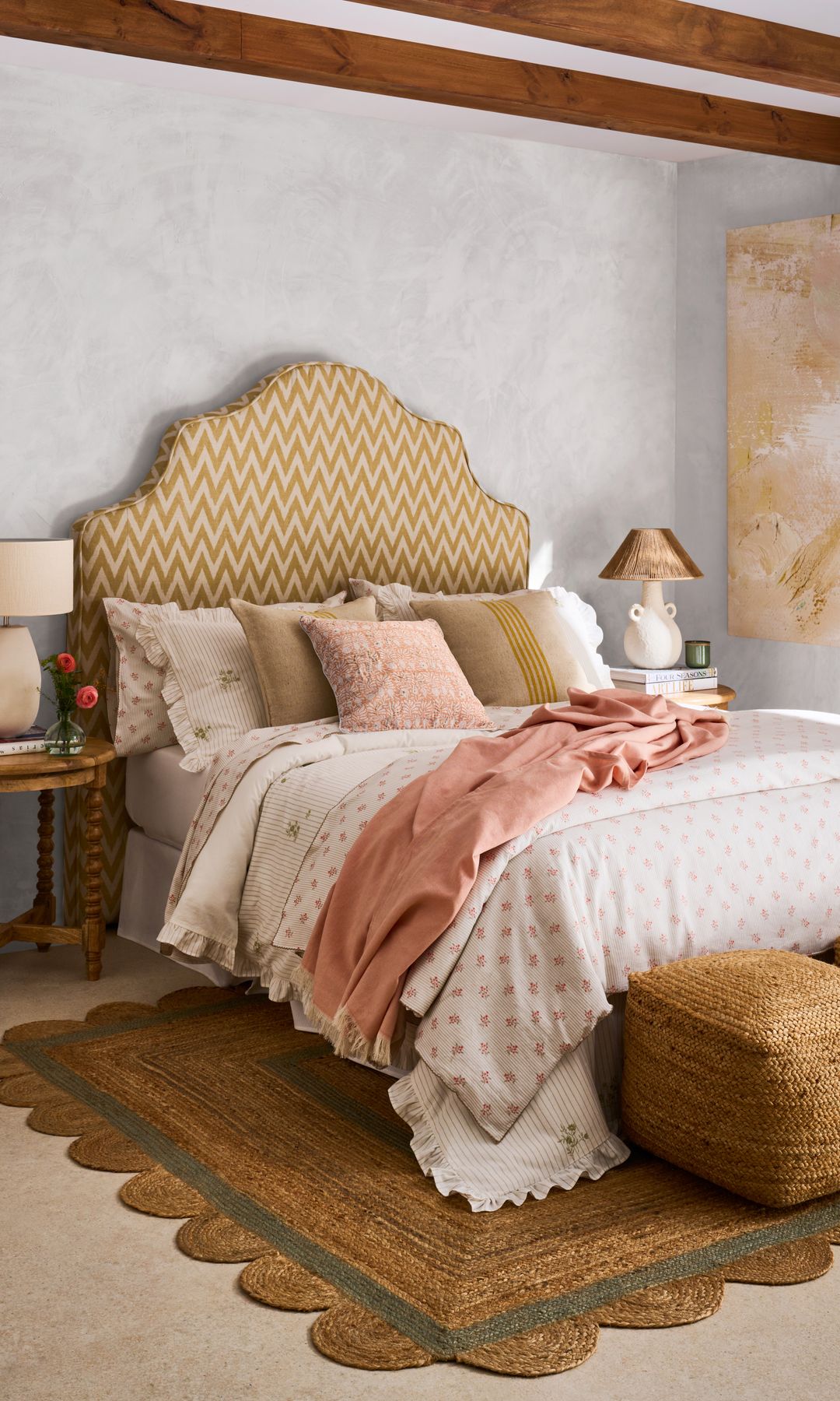 Dormitorio decorado con textiles de verano