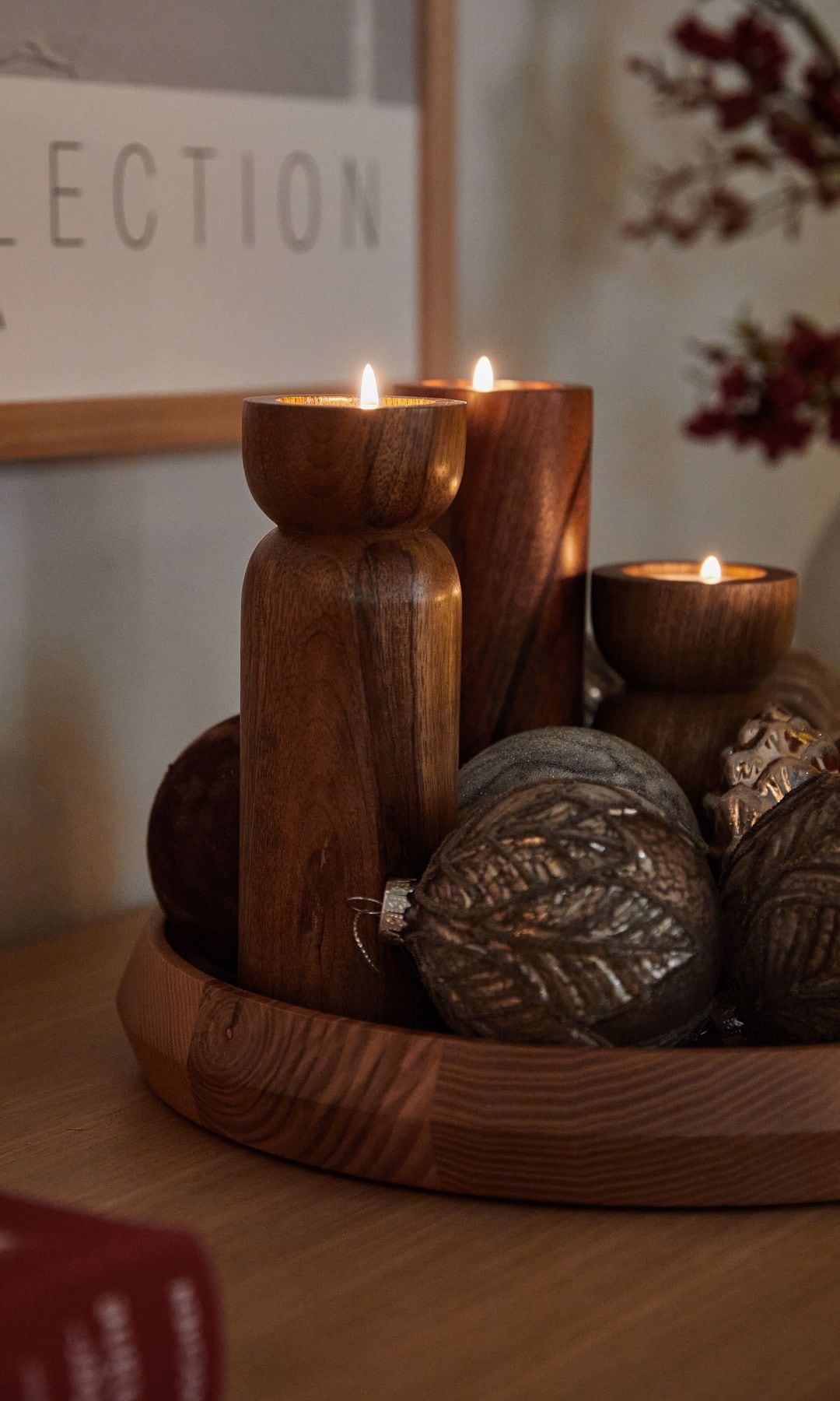 Bolas de Navidad y velas en madera 