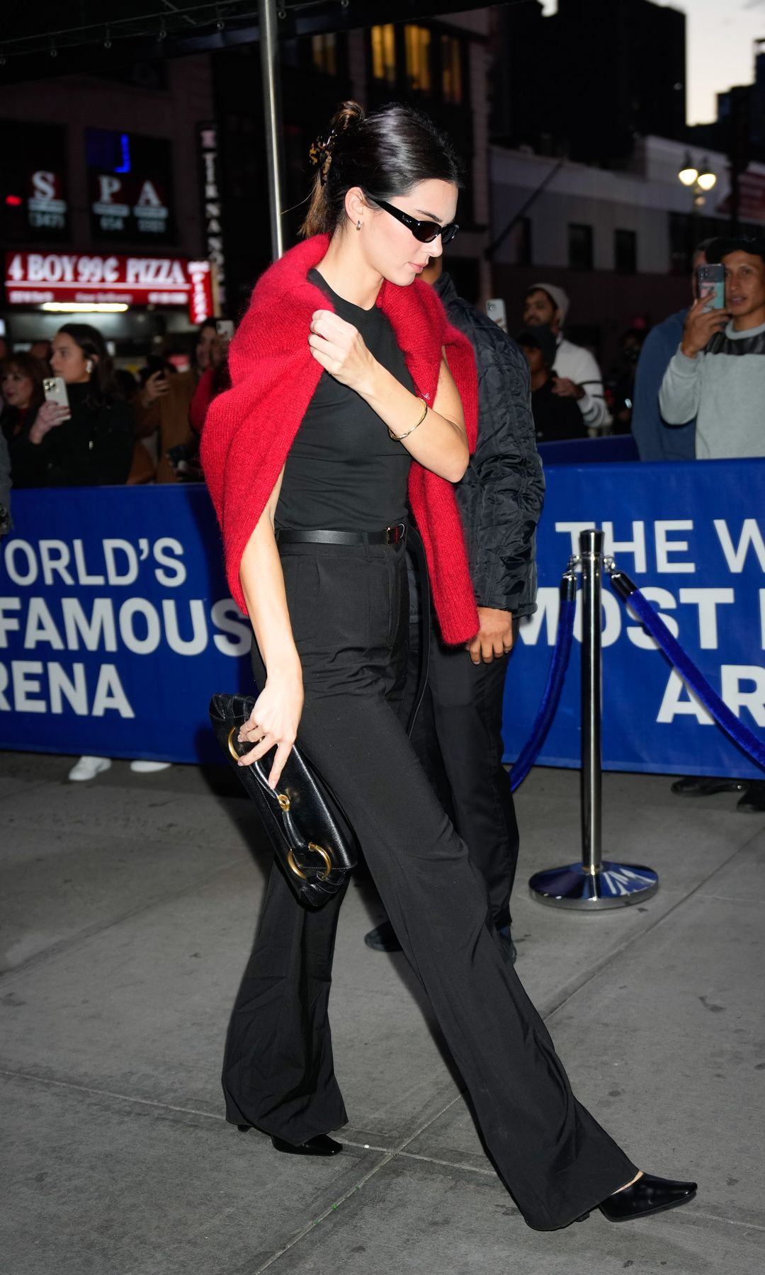 Kendall Jenner total look negro con jersey rojo y bolso de Gucci Horsebit