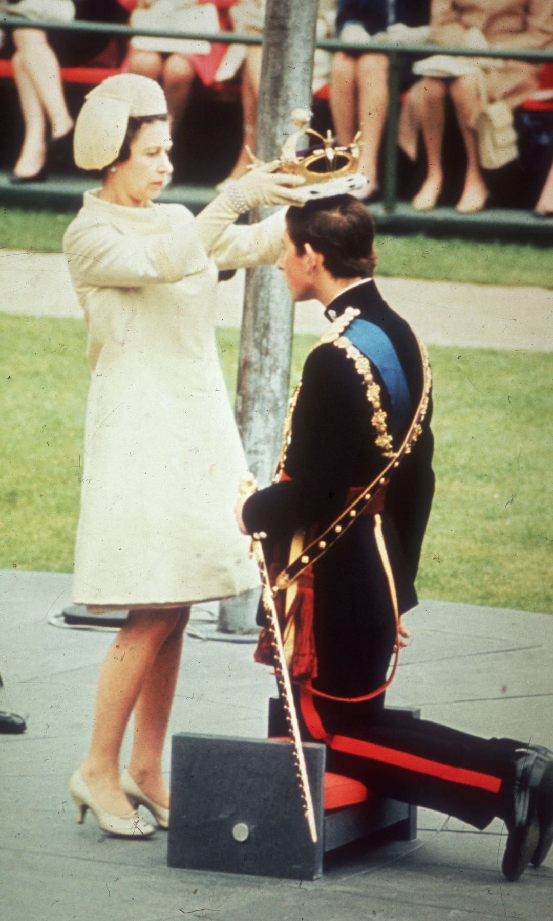 1 de julio de 1969: la reina Isabel II corona a su hijo Carlos, príncipe de Gales
