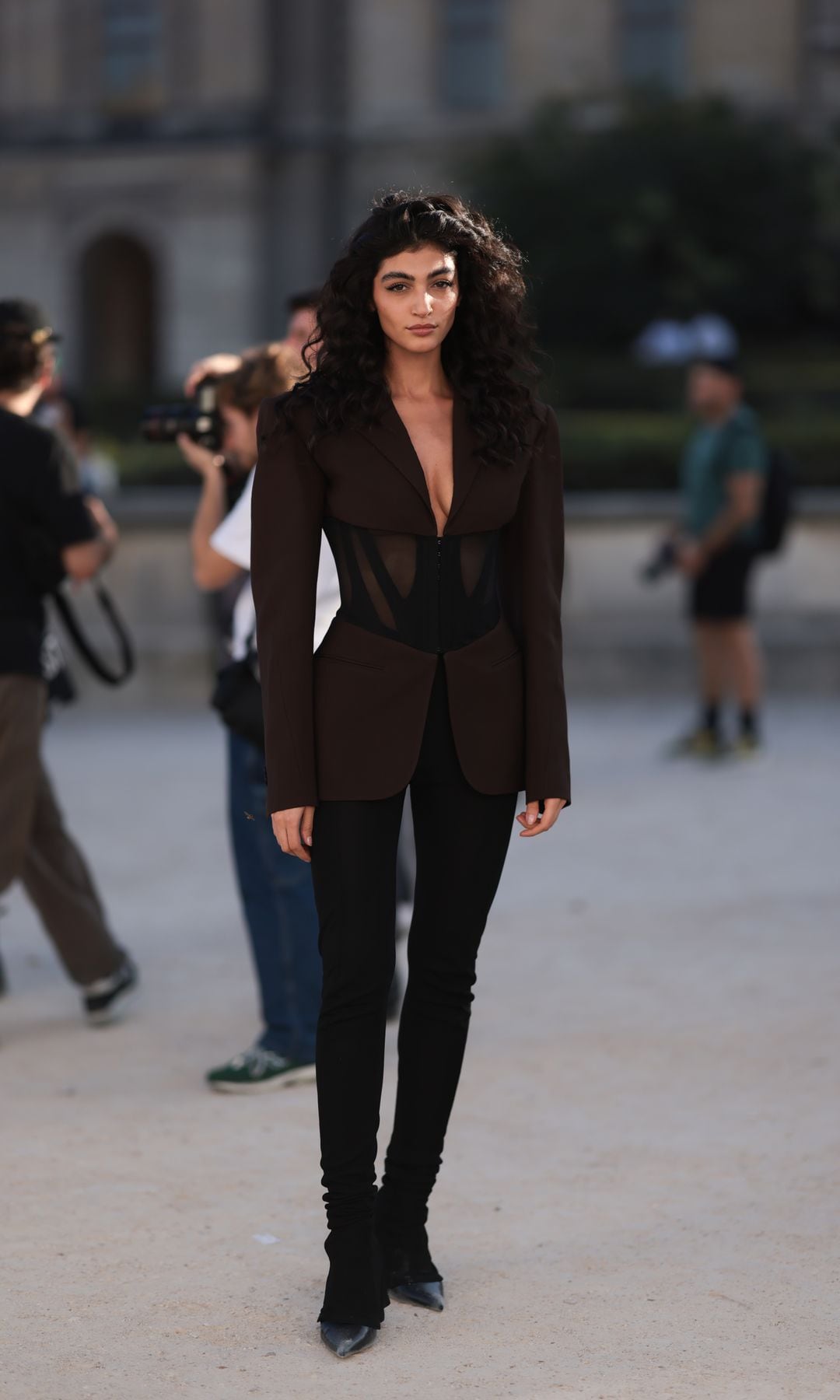 Soulin Omar es visto fuera del show de Mugler vistiendo un look completo de Mugler, blazer negro entallado, pantalones negros pitillo y zapatos de cuero negro durante la Womenswear Primavera/Verano 2024 como parte de la Semana de la Moda de París el 02 de octubre de 2023 en París, Francia.