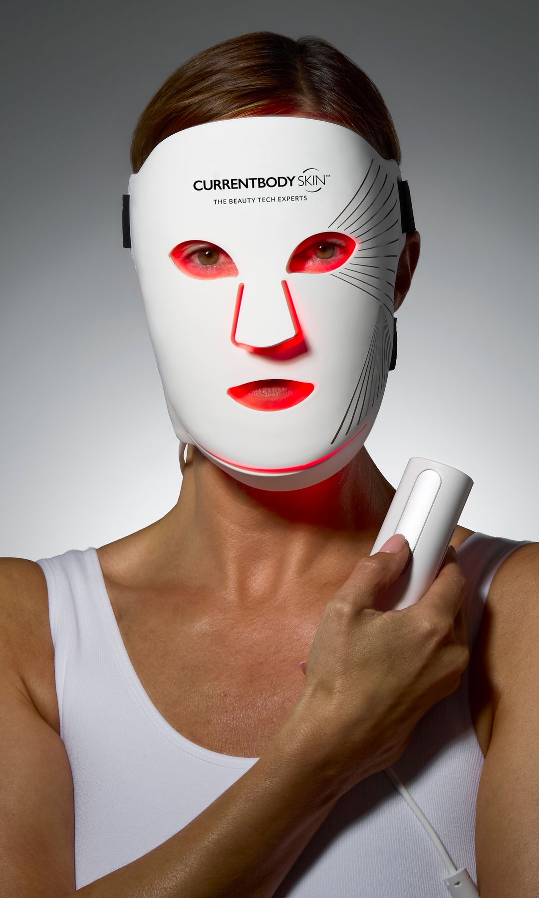 Mujer con máscara Led facial Serie 2 de CurrentBody Skin