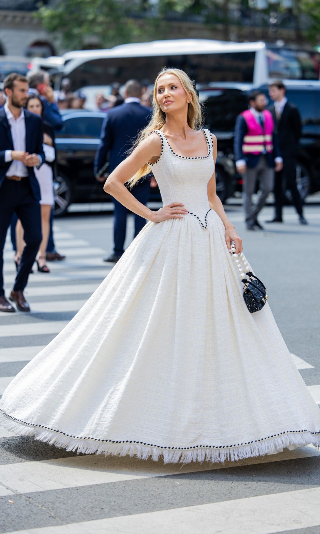 PARIS, FRANCIA - 25 DE JUNIO: Tatiana Korsakova lleva vestido blanco ancho, bolso negro fuera de Chanel durante la Alta Costura Otoño/Invierno 2024/2025 como parte de la Semana de la Moda de París el 25 de junio de 2024 en París, Francia. (Foto de Christian Vierig/Getty Images)