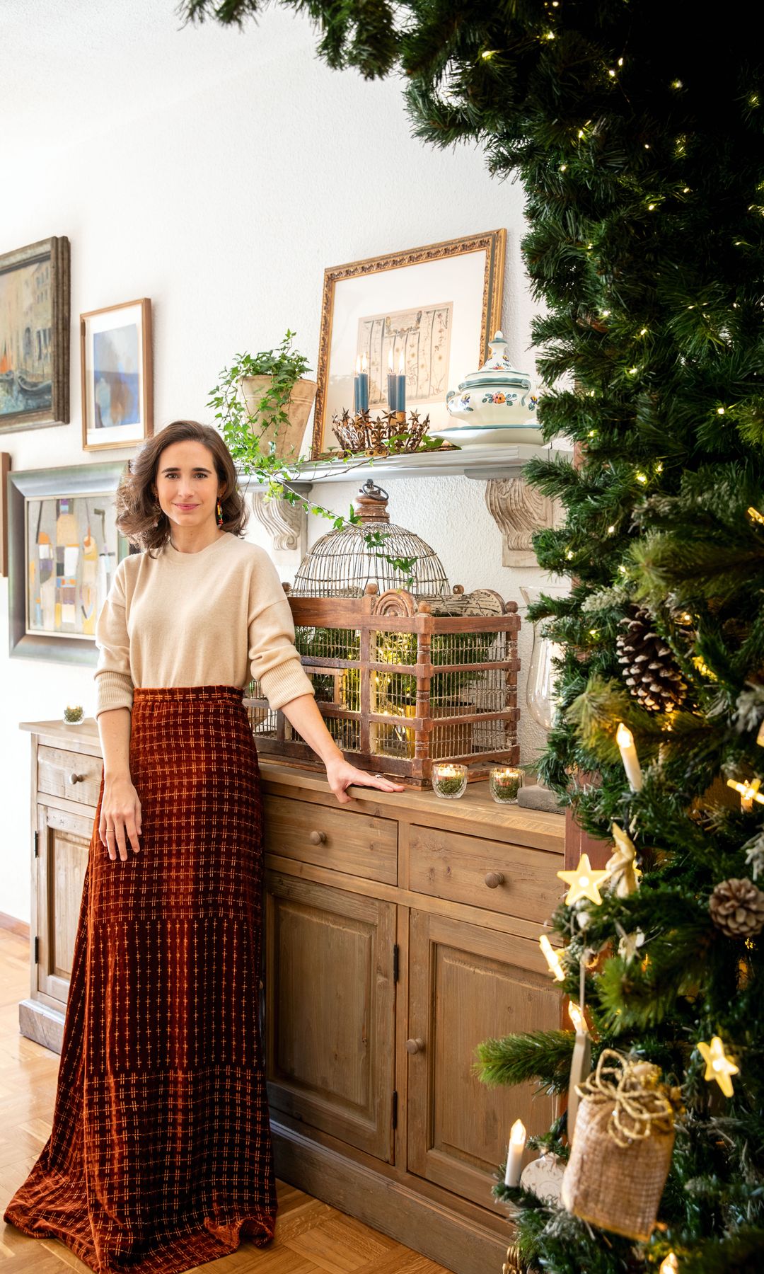 El rincón más navideño de la casa, con una jaula con pavos reales de plata en su interior