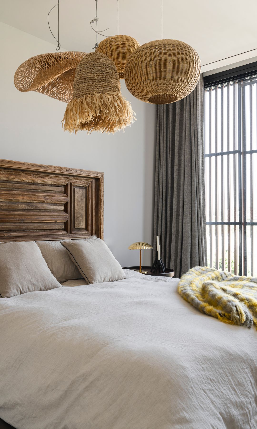 Dormitorio con lámparas colgantes de fibra natural