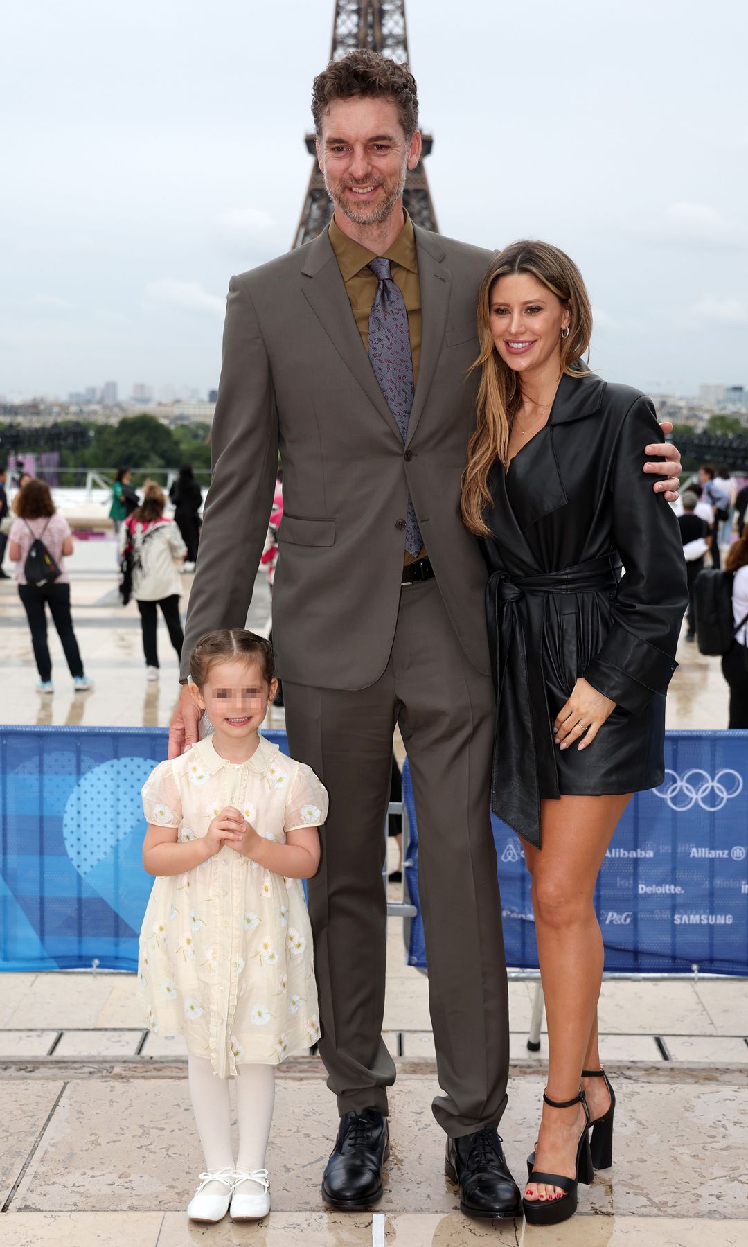 Pau Gasol y Cat McDonnell con su hija Ellie