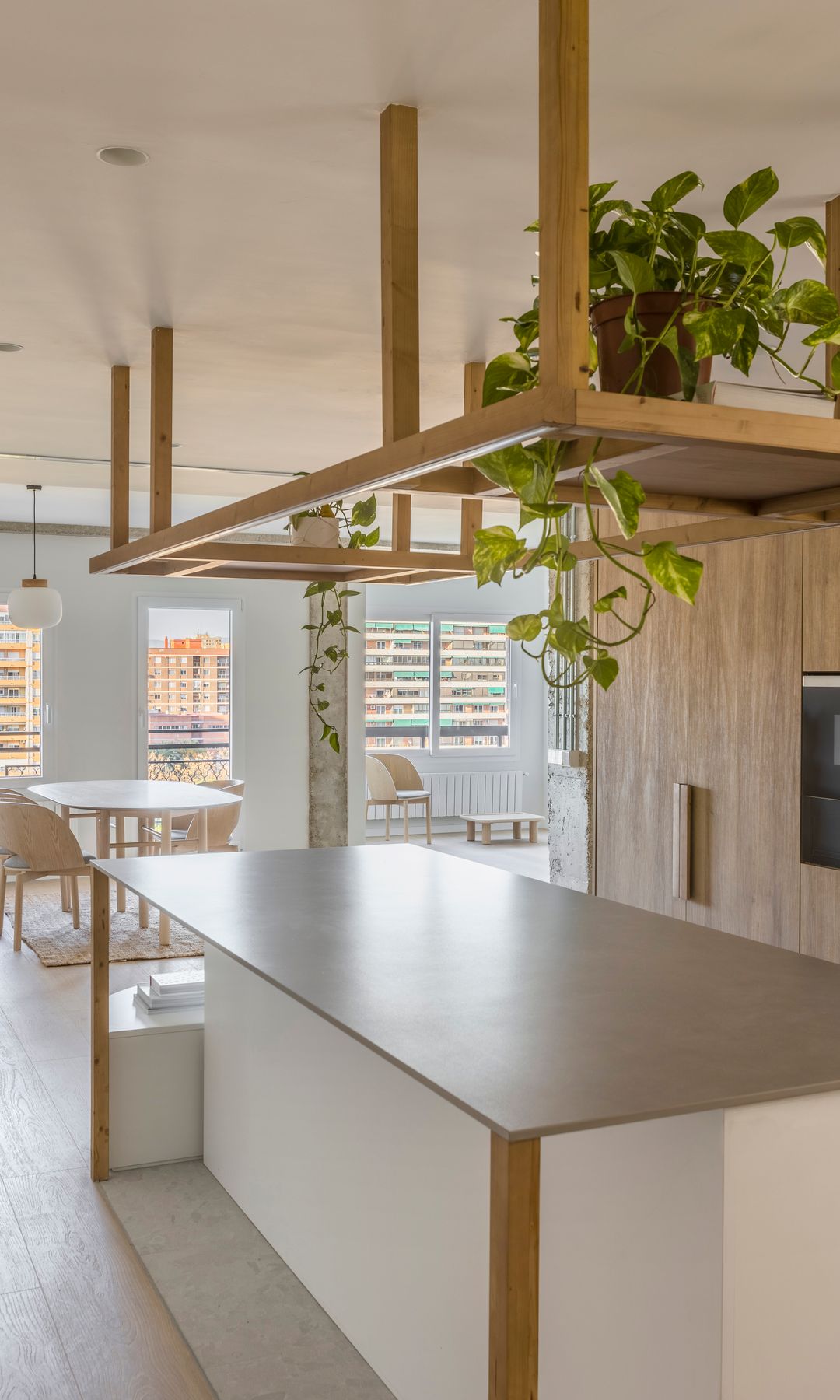 Zona de cocina, salón y comedor conectados