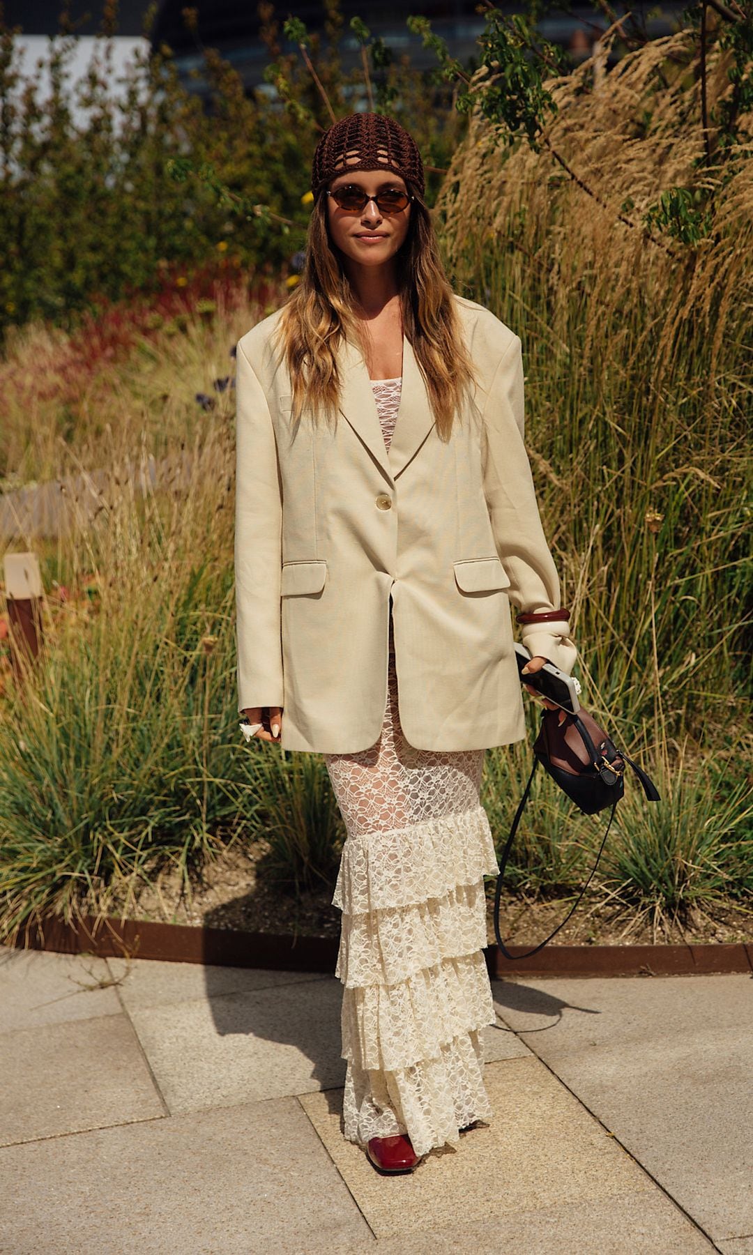 Look con vestido de encaje beige