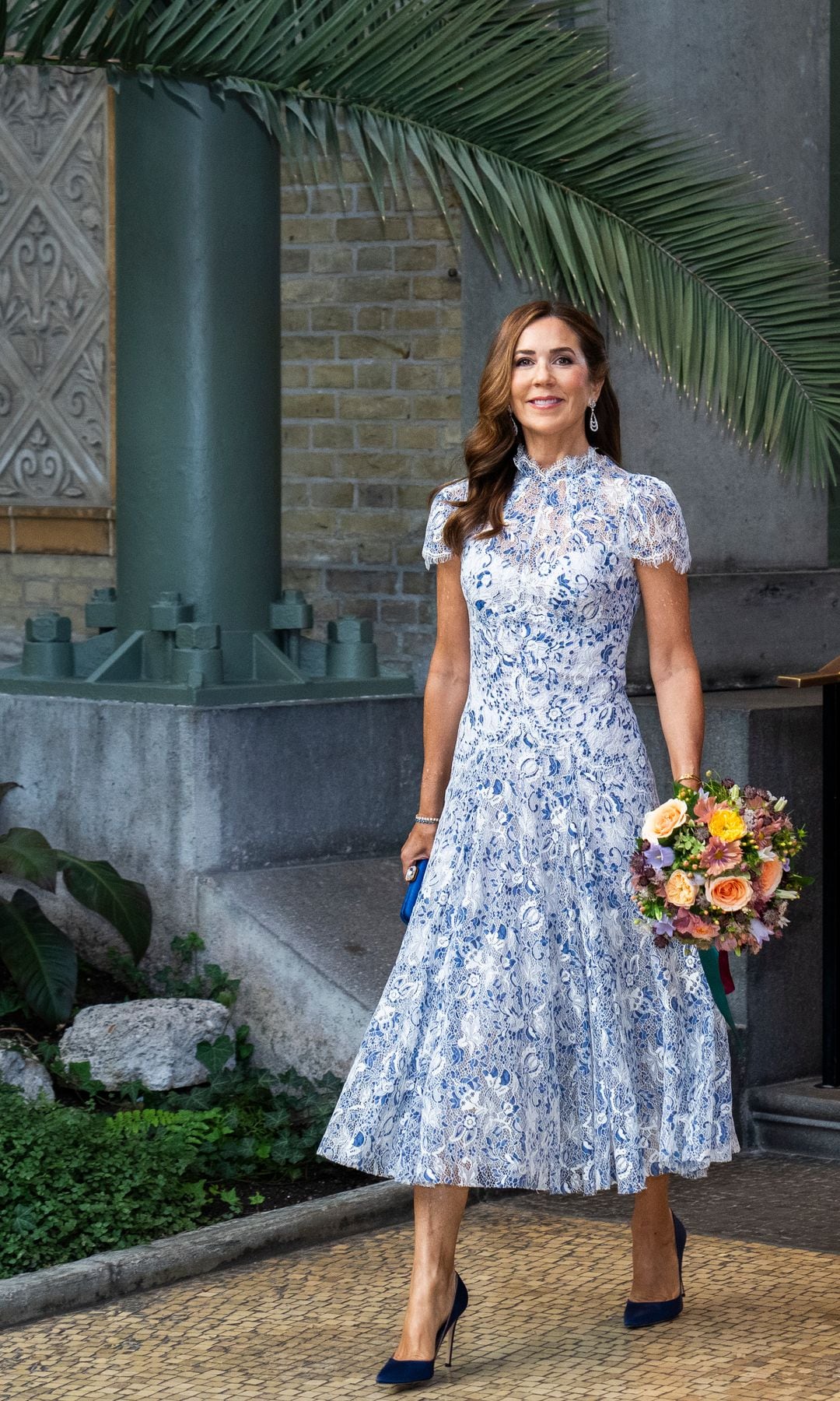 Mary de Dinamarca con vestido de invitada en azul y blanco