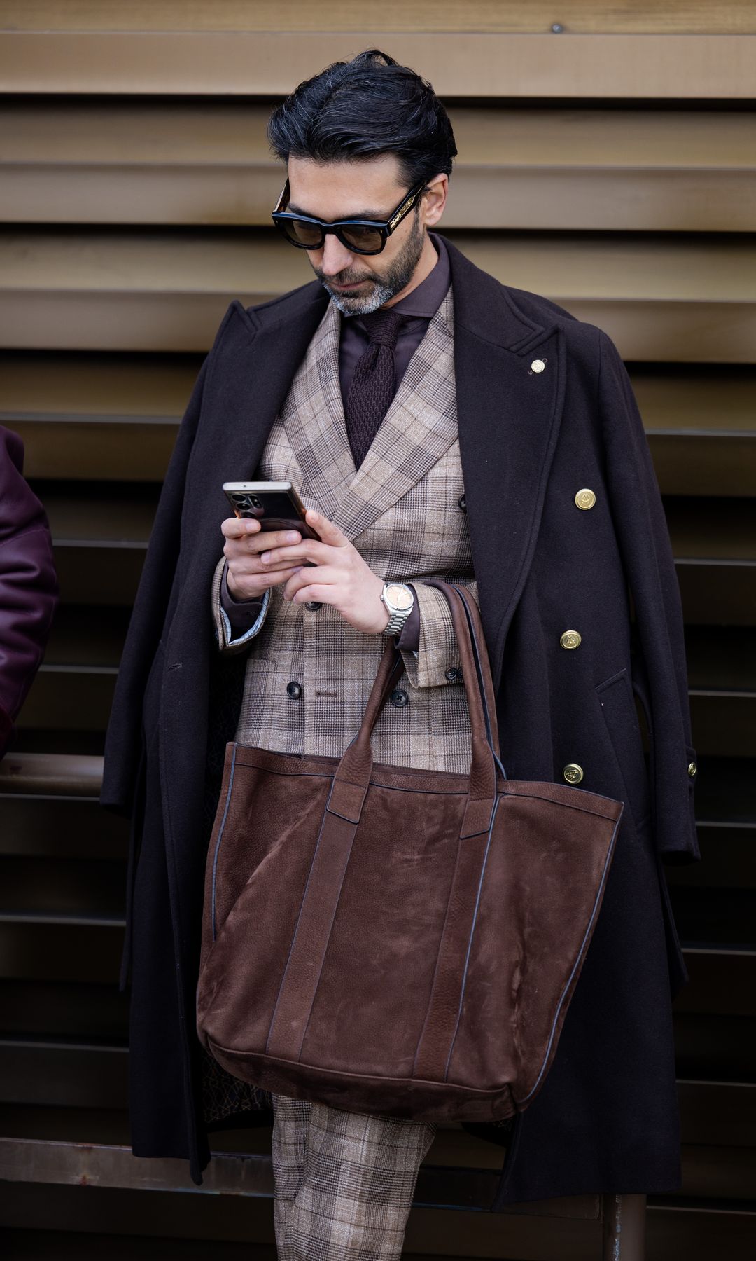 Look de street style con maxibolso en Pitti Uomo