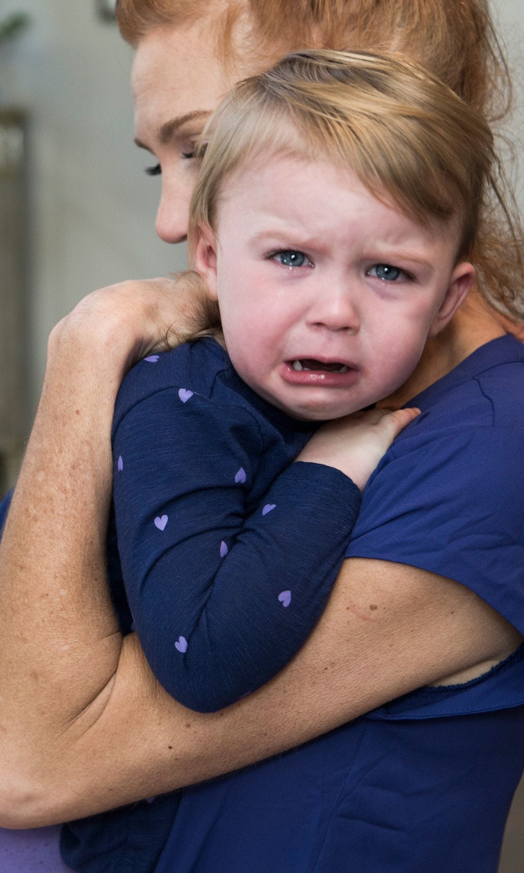 Bebé llora mientras su madre intenta calmarlo