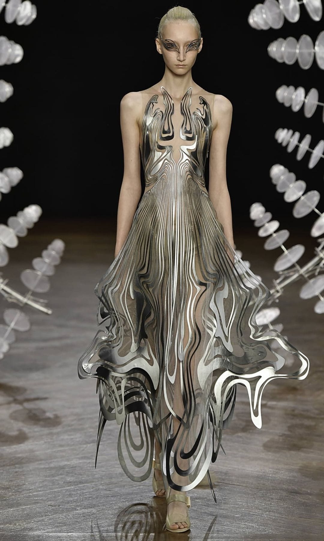 Andrea Gutiérrez en la pasarela de Iris Van Herpen (Otoño/Invierno 2019)