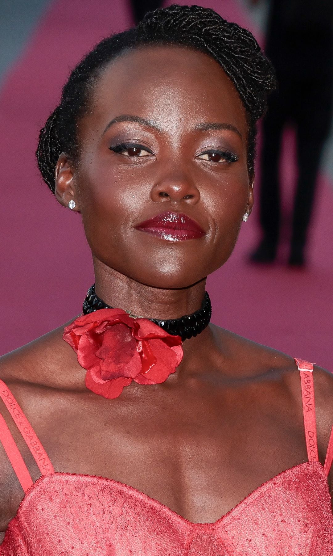 Lupita Nyongo con ahumado de ojos en el Festival de San Sebastián