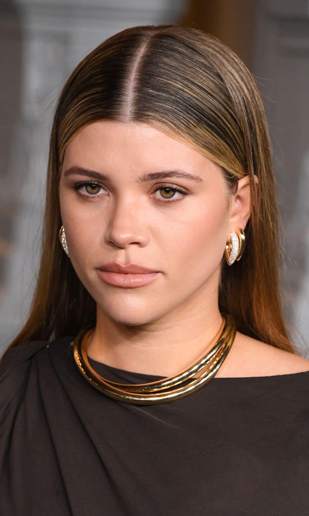 Solo necesitas dos gomas (y este truco) para copiar el peinado pulido de Sofia Richie