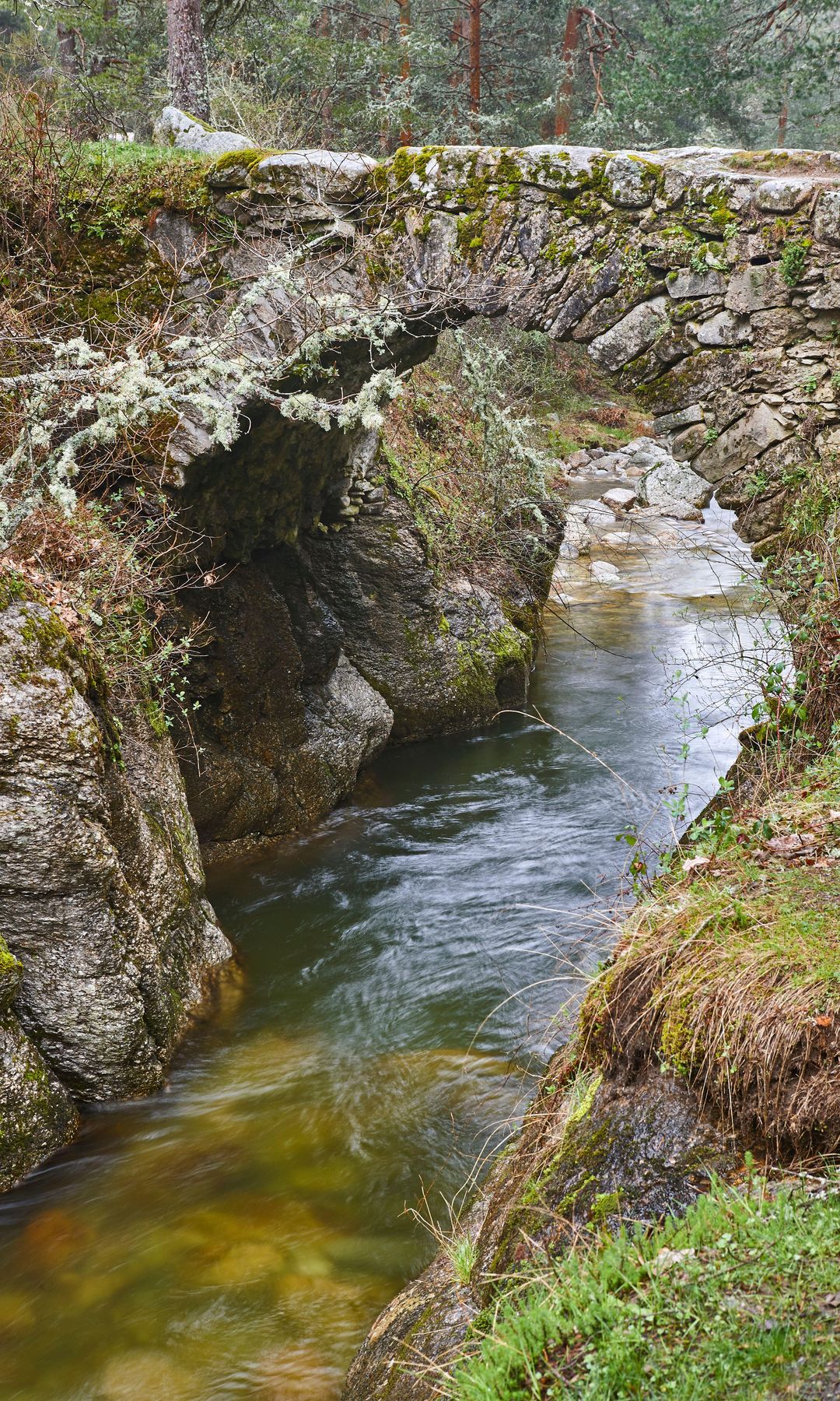 Puente de piedra de la Angostura en Rascafría, Madrid