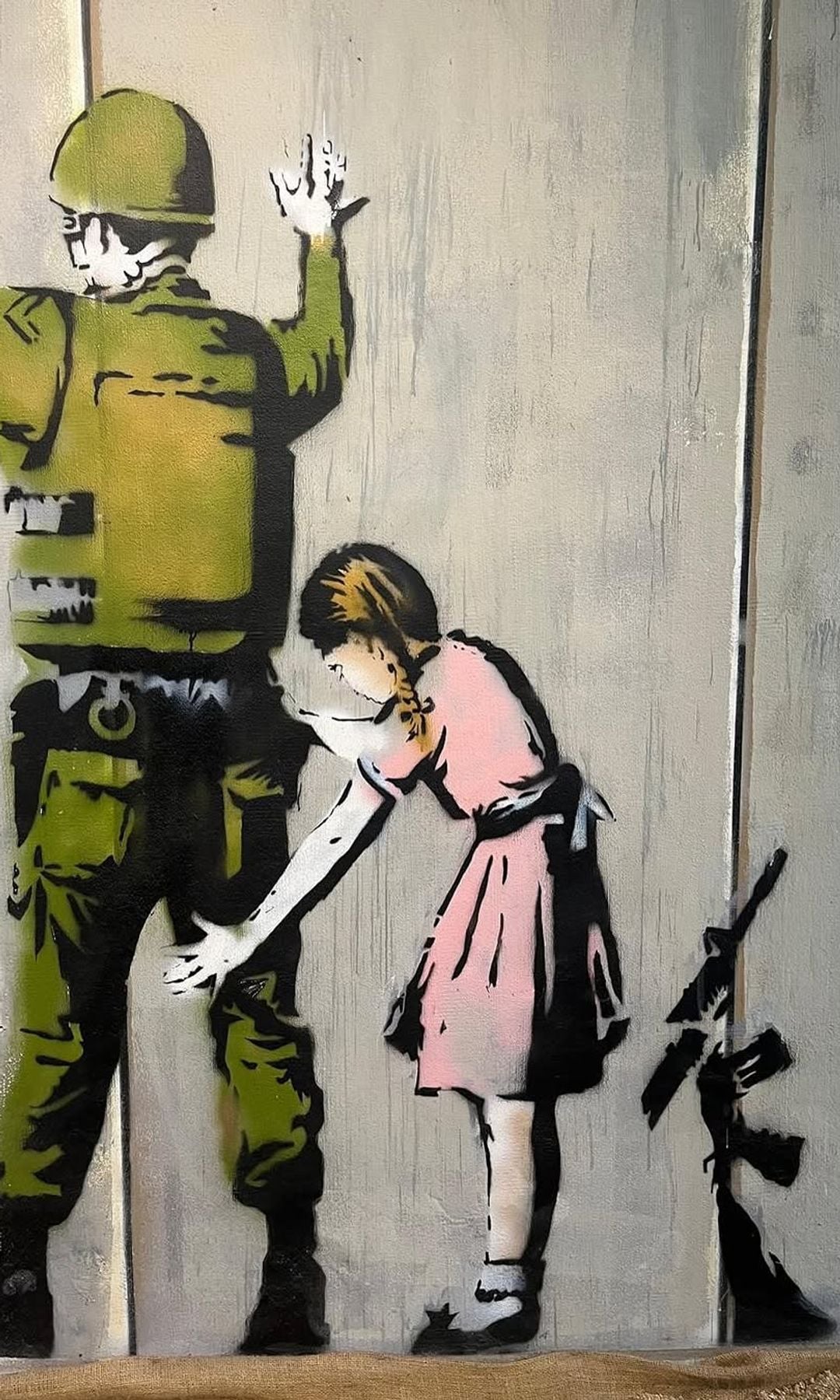 Obra de arte de Banksy en su museo de Barcelona, militar y niña