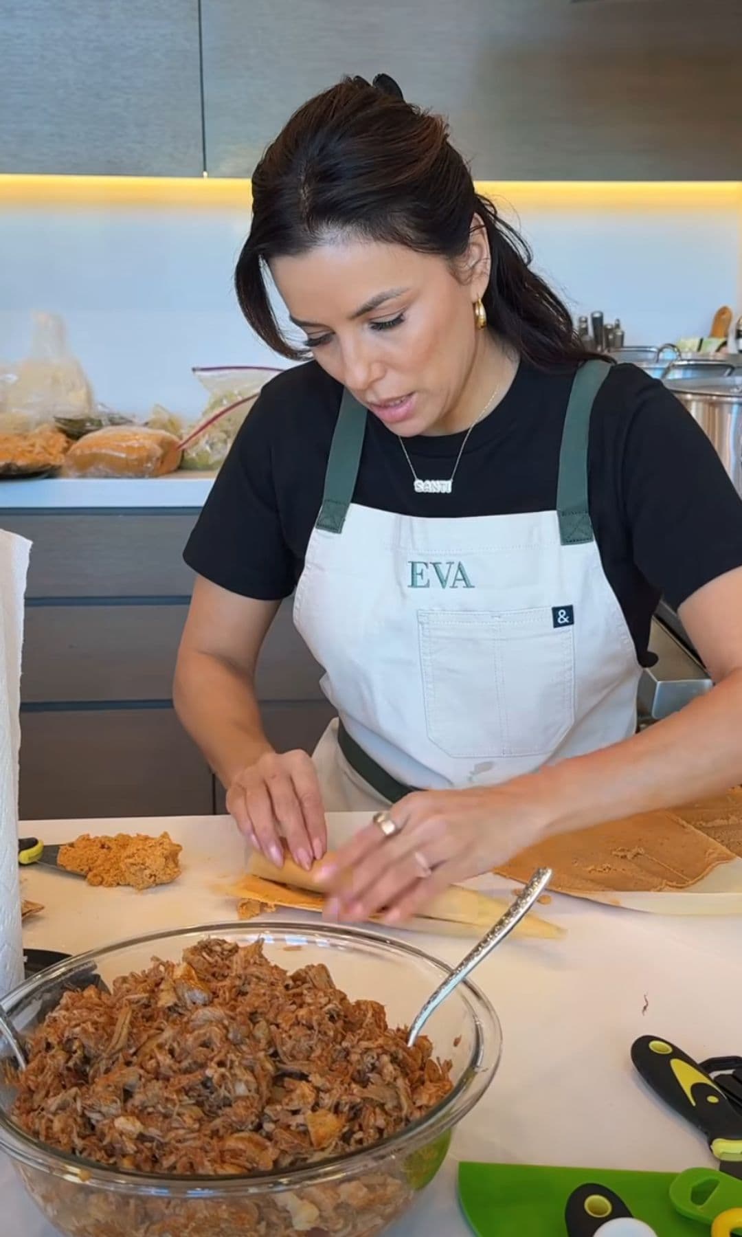 Eva Longoria rellenando los tamales con sumo cuidado